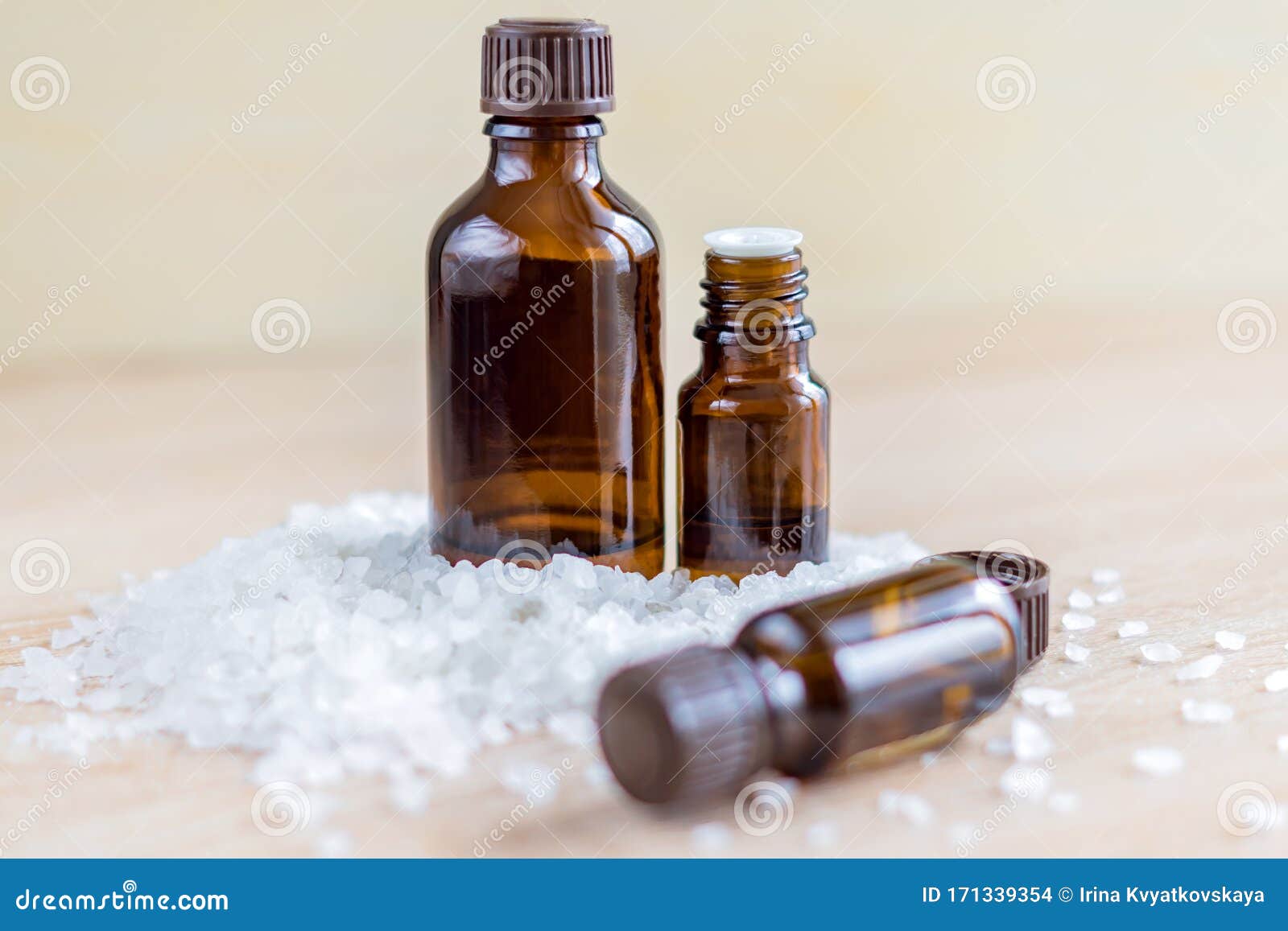 木桌香精油海盐瓶堆用于水疗和剥脱的天然成分库存照片 图片包括有弯脚的 健康 医疗 新鲜