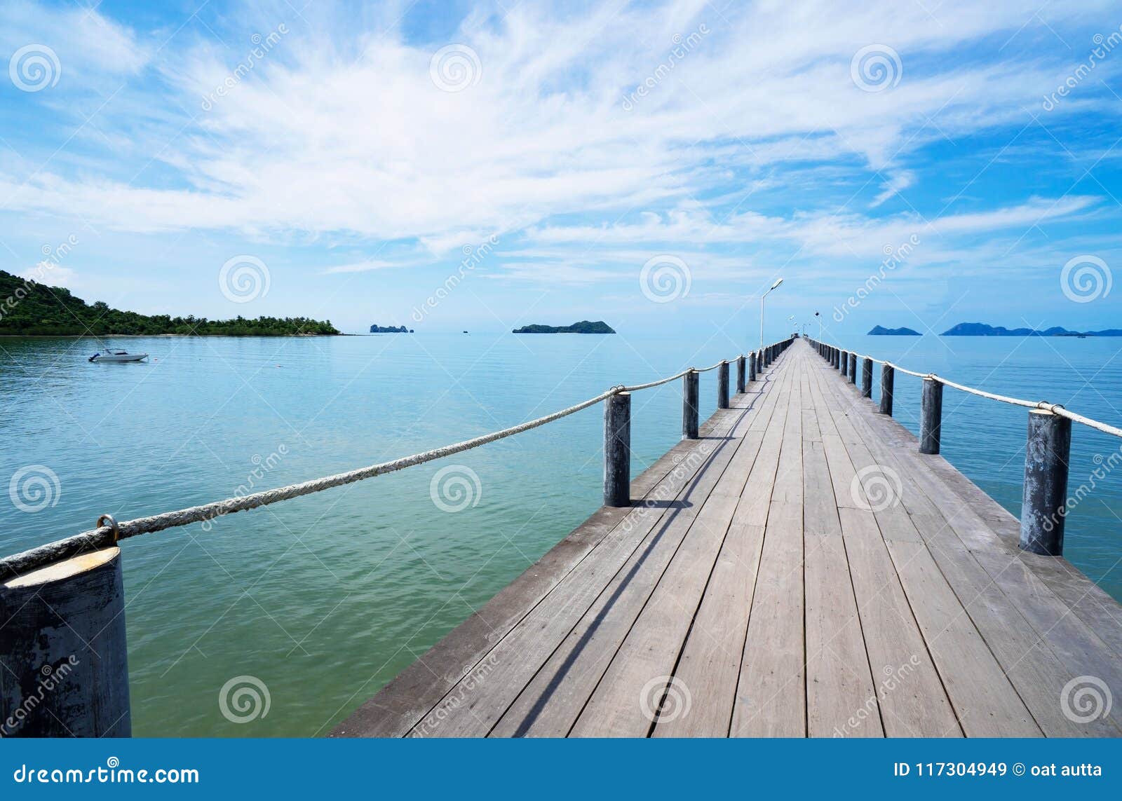 木桥风景在热带beacha和蓝天背景的蓝色海库存图片 图片包括有室外 天堂 天空 背包 海洋 木桥风景在热带beacha和蓝天背景的蓝色海库存图片 图片包括有室外 天堂 天空 背包 海洋