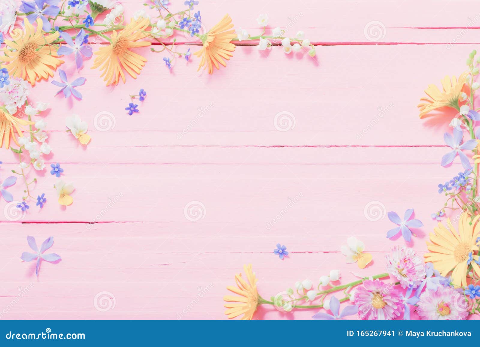 木背景上的美丽花框库存图片 图片包括有绿色 生日 复制 母亲 荔枝螺 设计 开花 编排者