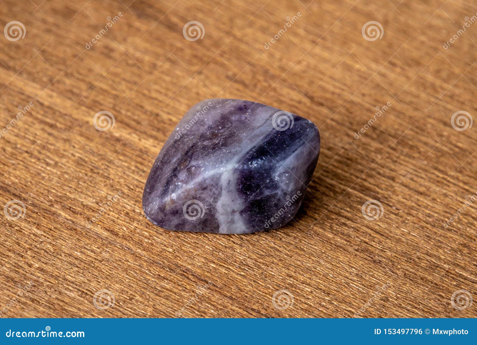 木质地下光滑表面紫灰色萤石宝石库存照片 图片包括有 木质地下光滑表面紫灰色萤石宝石库存照片 图片包括有