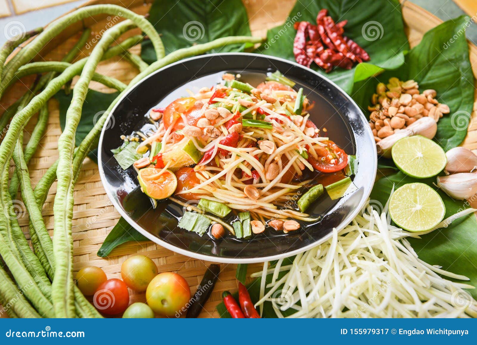 木餐桌上供应木瓜沙拉 盘上的青木瓜沙拉辣泰国菜 配以粗豆草和香料库存图片 图片包括有猪肉 番木瓜 木餐桌上供应木瓜沙拉 盘上的青木瓜沙拉辣泰国菜 配以粗豆草和香料库存图片 图片包括有猪肉 番木瓜