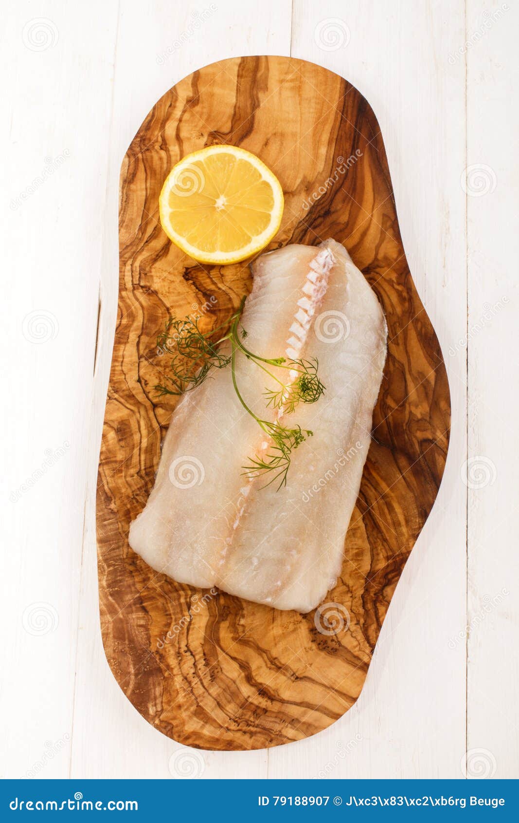 未加工的黑线鳕用莳萝和柠檬在一个木板库存图片 图片包括有健康 英语 可食 鲜美 苏格兰 鳕鱼