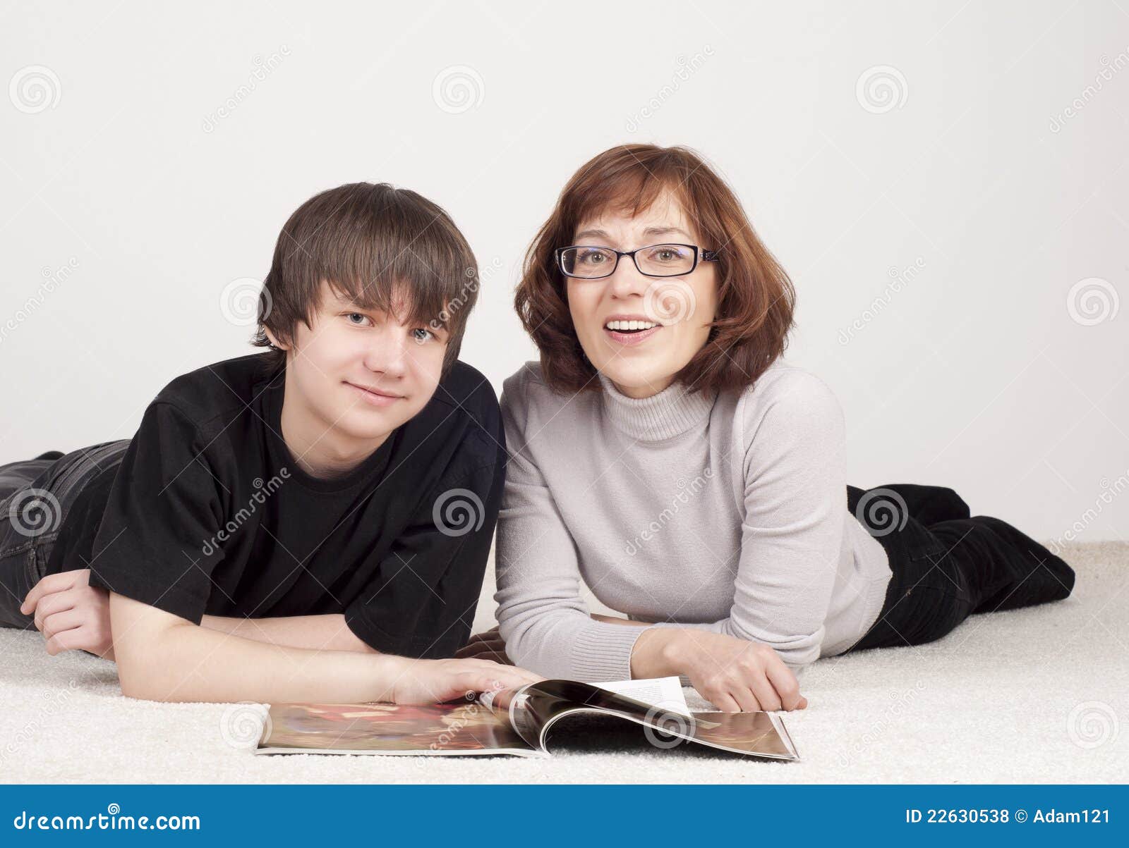 Читать сын хочет маму. Сын и мать вместе. Перечитываю с сыном. Dreamstime mother and son. Мама читает сыну.