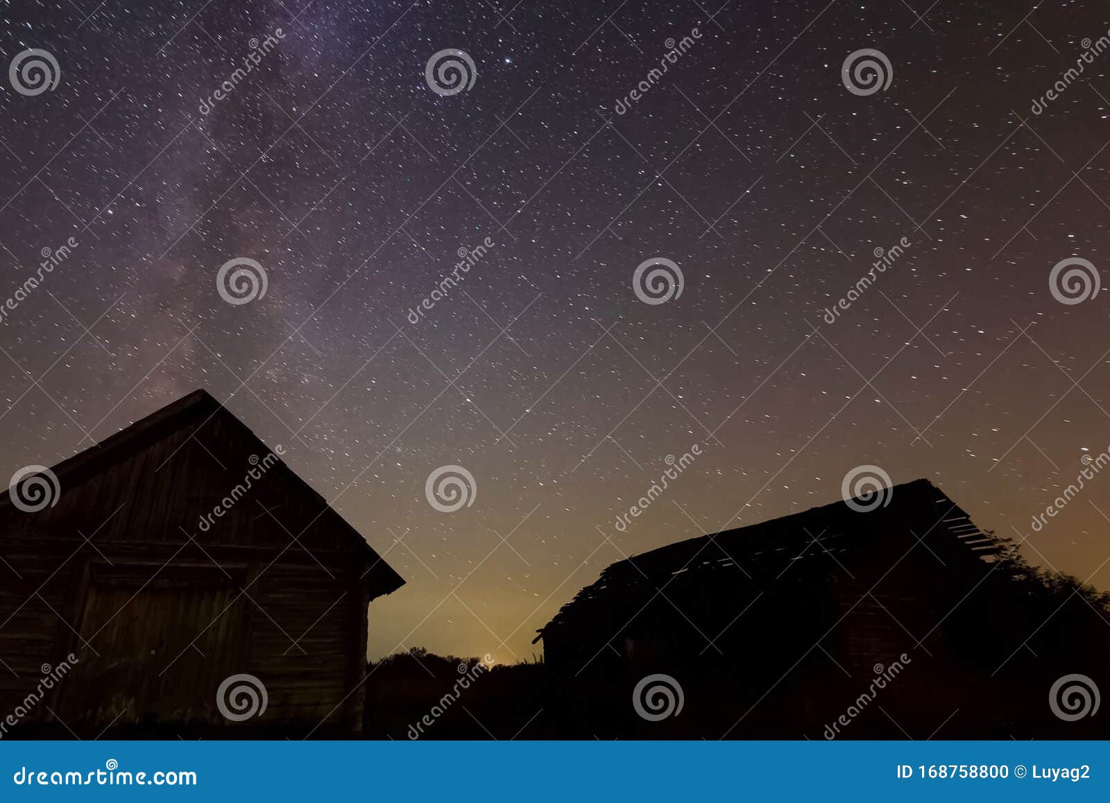 村子的木屋上星空星空背景夜空与银河库存照片 图片包括有波斯菊 本质 星形 空间 星系 村子的木屋上星空星空背景夜空与银河库存照片 图片包括有波斯菊 本质 星形 空间 星系