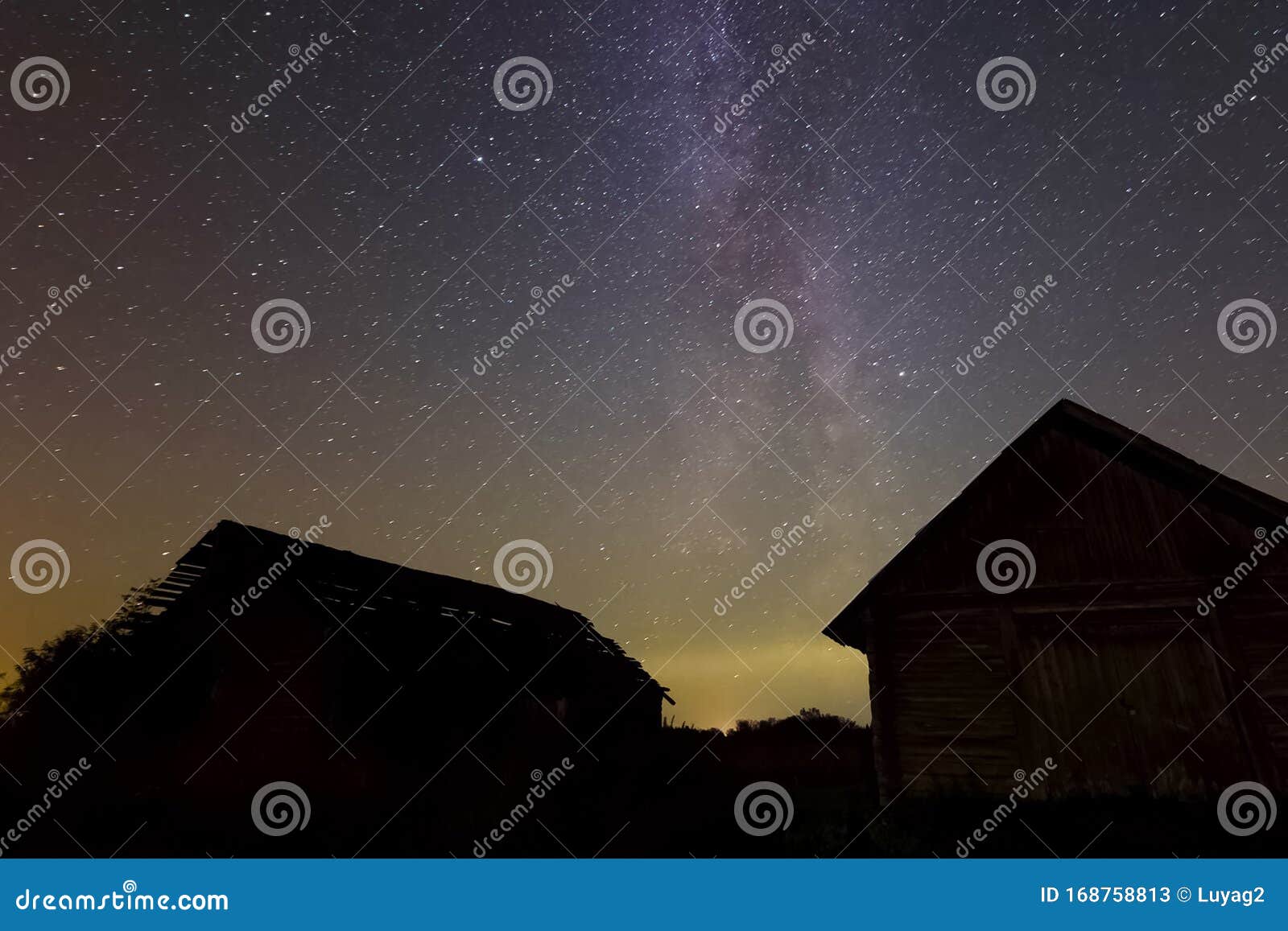 村子的木屋上星空星空背景夜空与银河库存图片 图片包括有无限 空间 科学 自然 星形 抽象