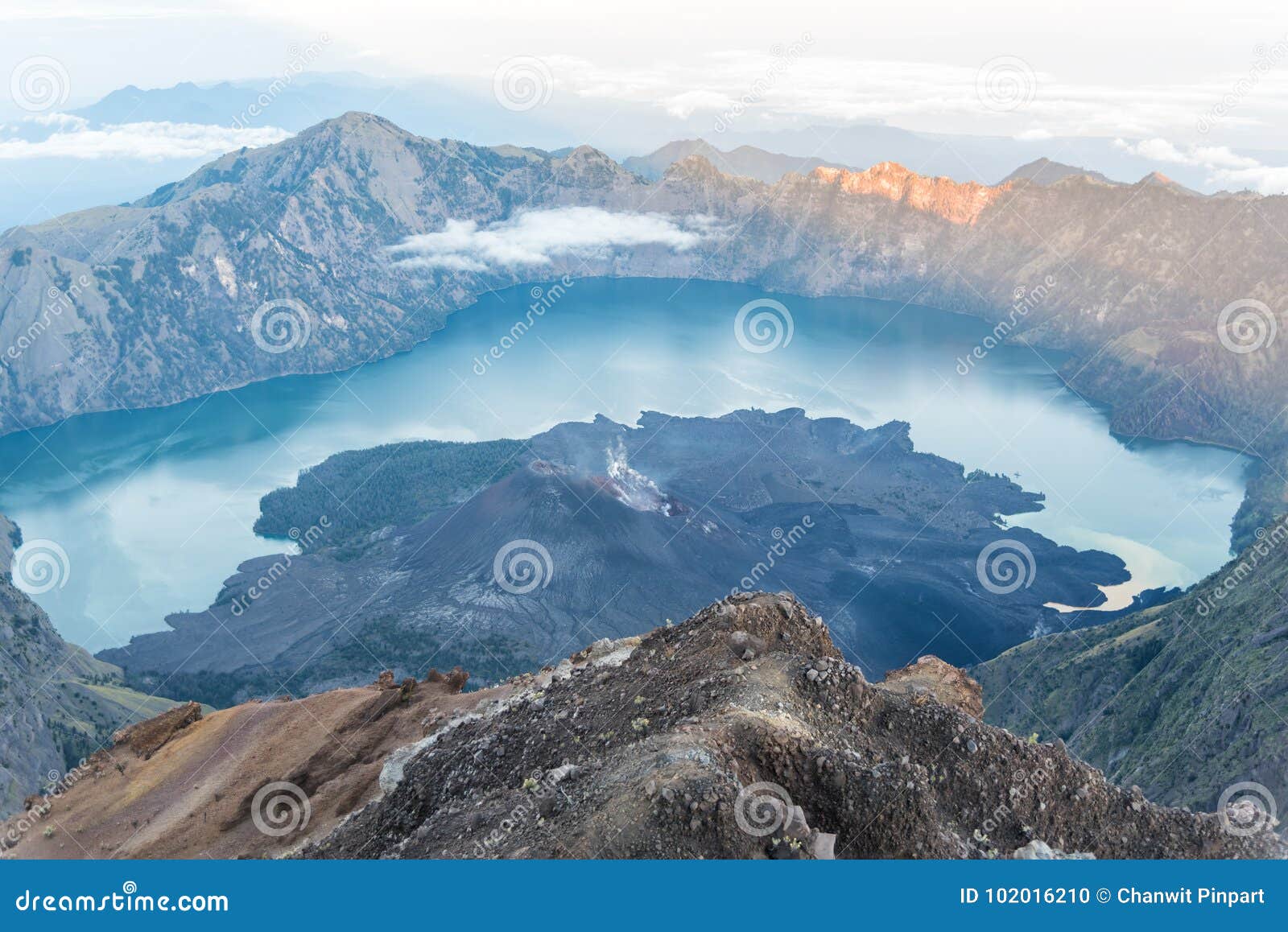 林贾尼火山 活火山和火山口湖风景从山顶在日出 龙目岛 印度尼西亚库存照片 图片包括有远足者 天空 林贾尼火山 活火山和火山口湖风景从山顶在日出 龙目岛 印度尼西亚库存照片 图片包括有远足者 天空