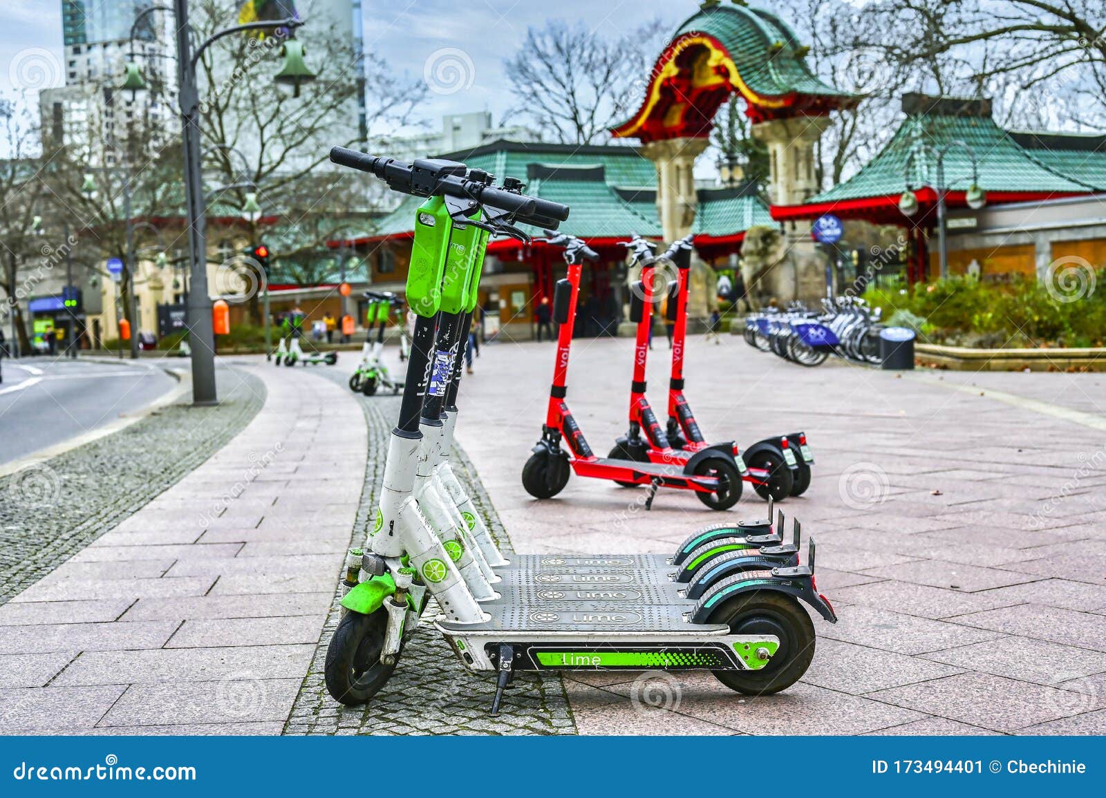 柏林动物园大象门前的人行道上租用的电动滑板车编辑类照片 图片包括有柏林动物园大象门前的人行道上租用的电动滑板车