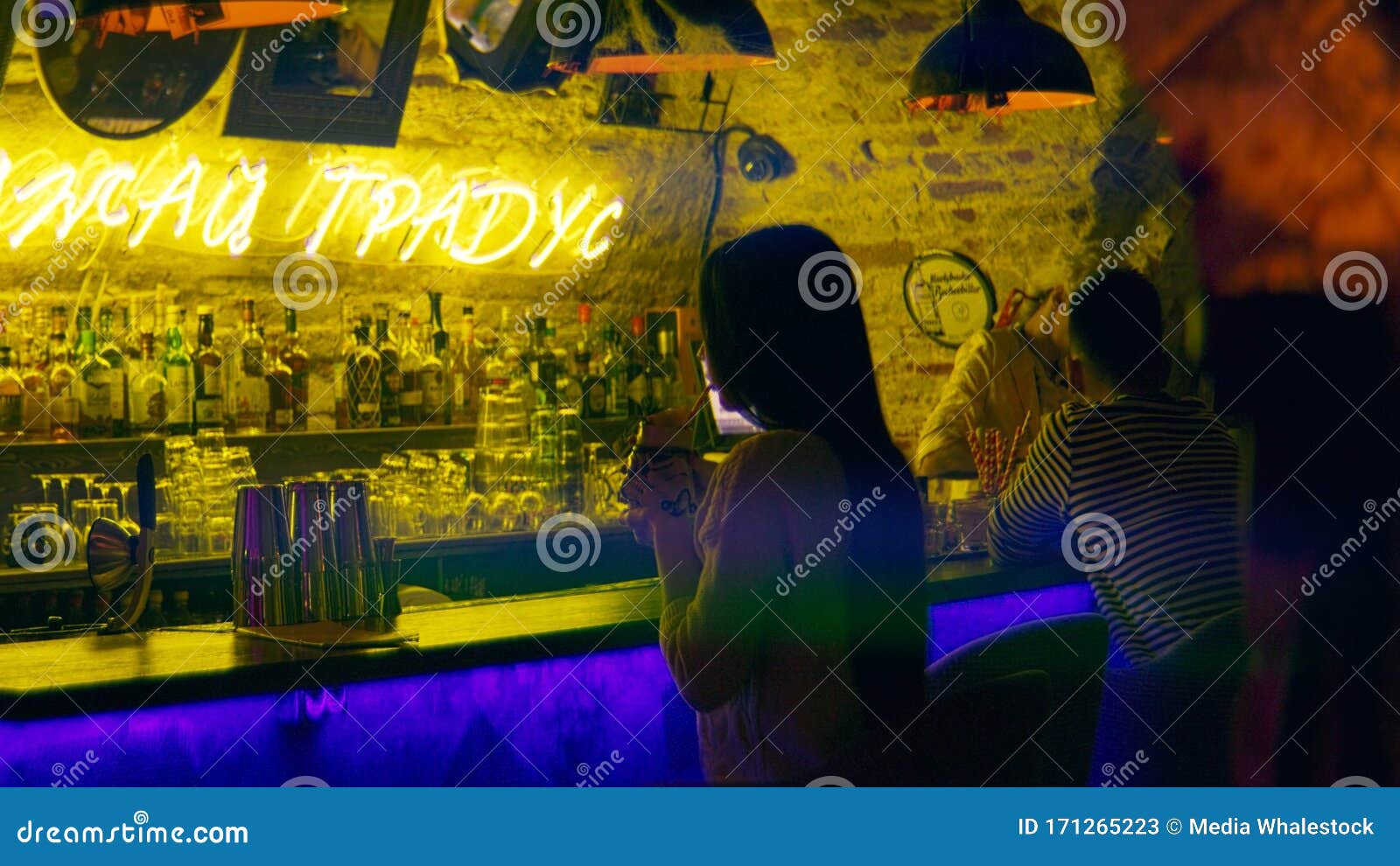 柜台的人在霓虹灯的酒吧里喝鸡尾酒库存素材年轻人坐在酒吧里 霓虹招牌库存图片 图片包括有夜生活 万圣节 柜台的人在霓虹灯的酒吧里喝鸡尾酒库存素材年轻人坐在酒吧里 霓虹招牌库存图片 图片包括有夜生活 万圣节