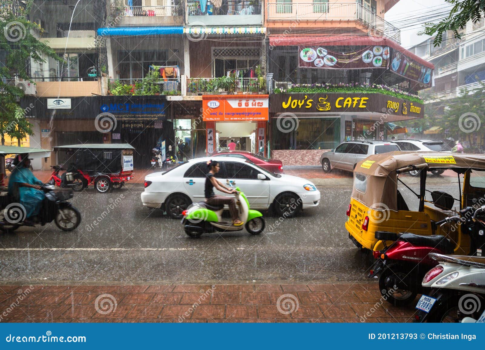 柬埔寨雨季公寓建筑形象 商场前满是水路运输的街道 编辑类库存照片 图片包括有任何地方 布琼布拉