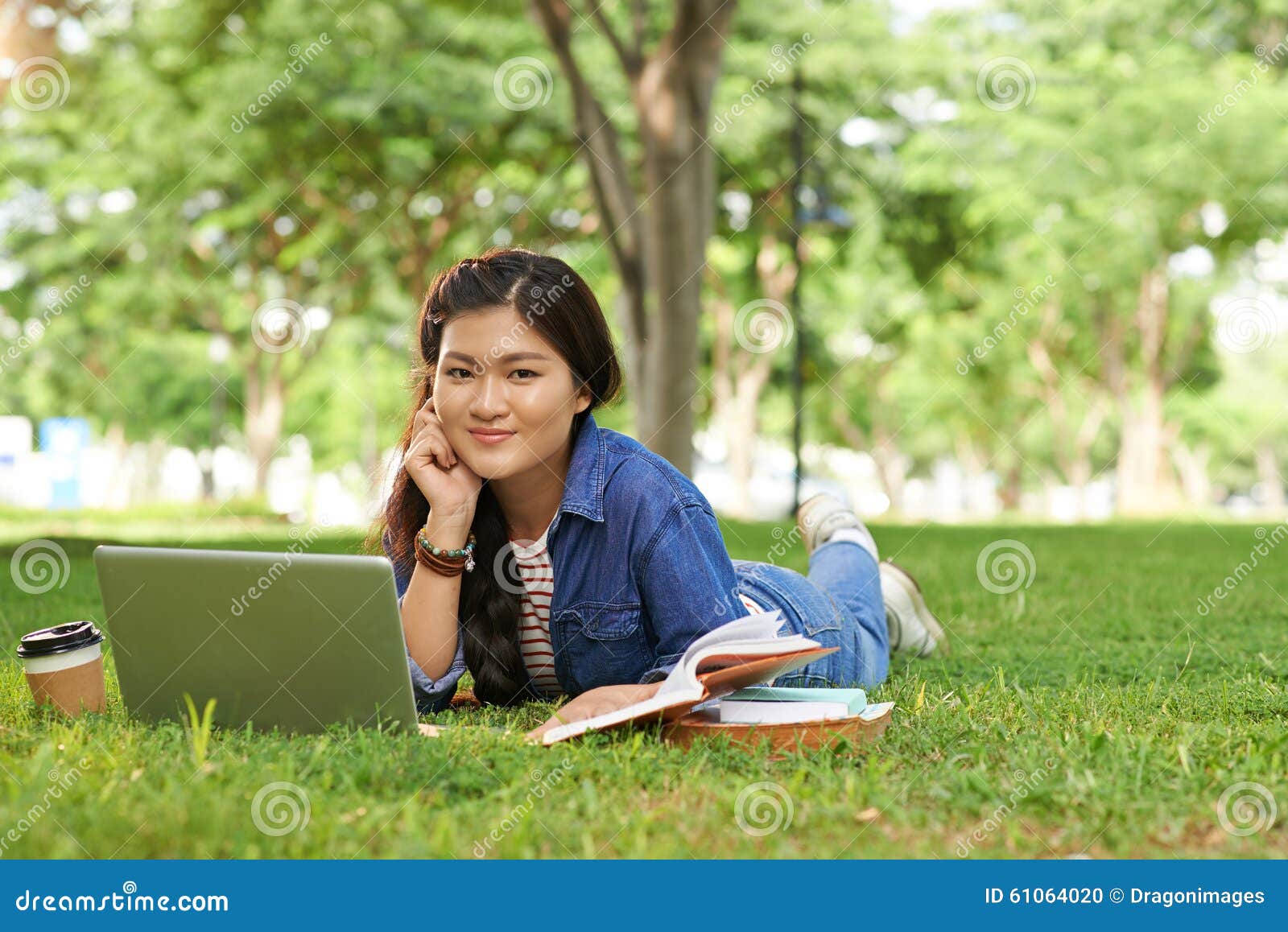 校园的女大学生库存照片 图片包括有学员 知识 位于 大学 聚会所 少年 膝上型计算机