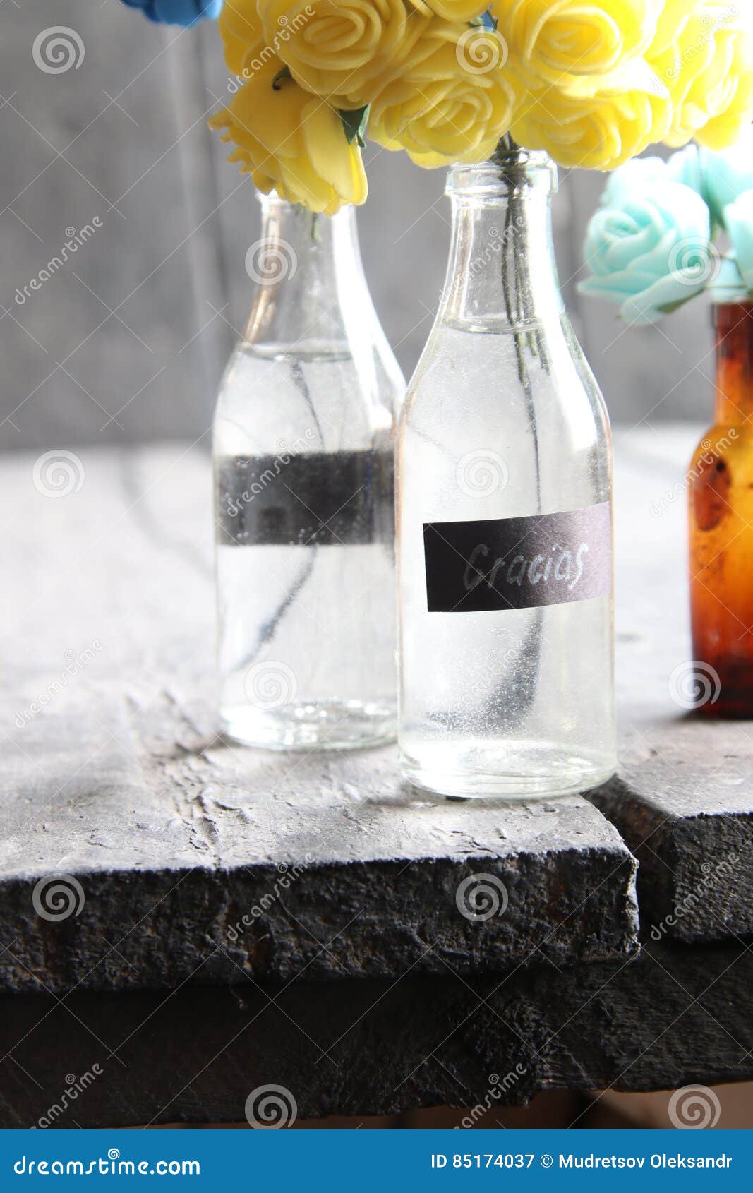 格拉西亚斯 谢谢用西班牙语 标记和美丽的花在瓶库存图片 图片包括有