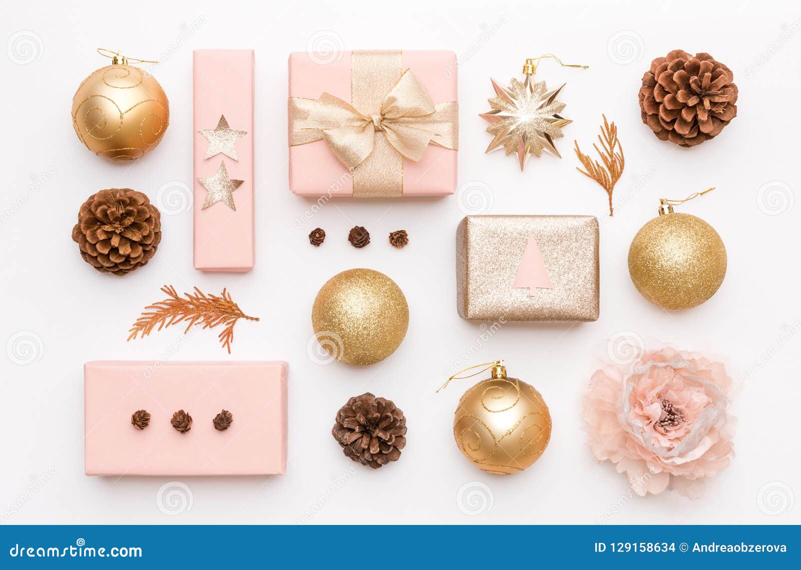 桃红色和金子在白色背景隔绝的圣诞节礼物被包裹的xmas箱子 圣诞节装饰品 中看不中用的物品和杉木锥体库存照片