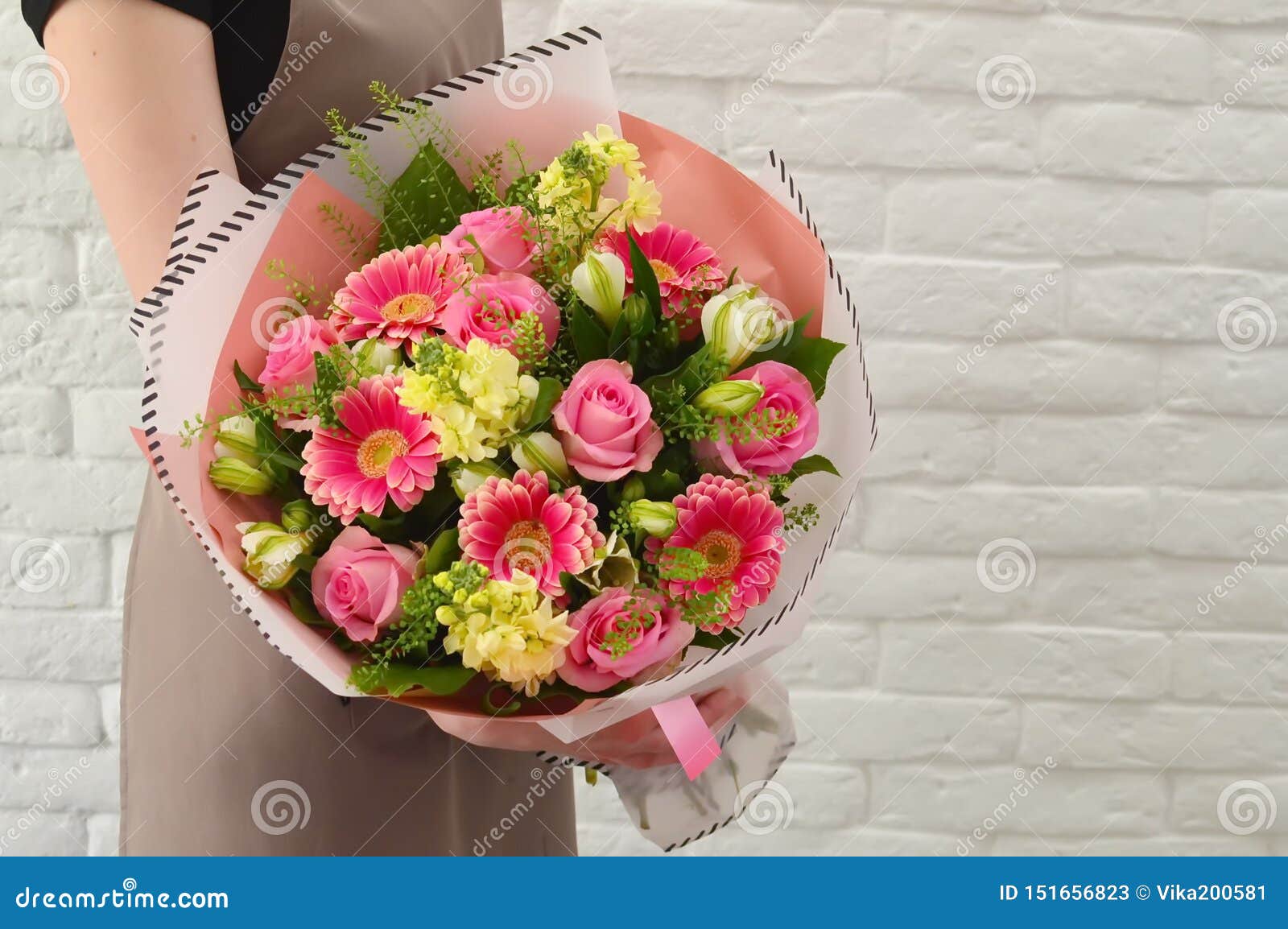 桃红色花时髦的花束库存图片 图片包括有礼品 他的 祖母 花卉 关闭 卖花人 男朋友 桃红色花时髦的花束库存图片 图片包括有礼品 他的 祖母 花卉 关闭 卖花人 男朋友