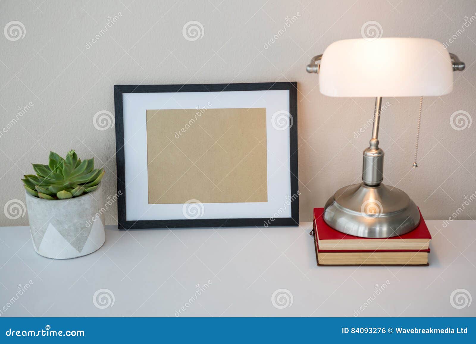 画框 书 台灯和盆的植物在桌上库存照片 图片包括有人们 服务台 照亮 照片 钉书匠 工作