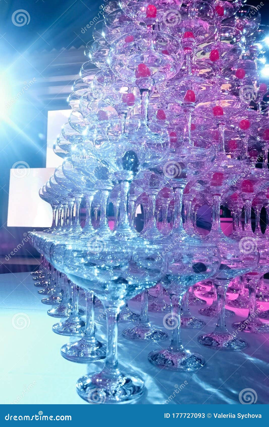 桌上摆着一塔空马提尼酒杯和樱桃土耳其凯默尔的club Phaselis Rose Hotel酒店的聚会充满节日气氛库存图片 图片包括有 桌上摆着一塔空马提尼酒杯和樱桃土耳其凯默尔的club Phaselis Rose Hotel酒店的聚会充满节日气氛库存图片 图片包括有