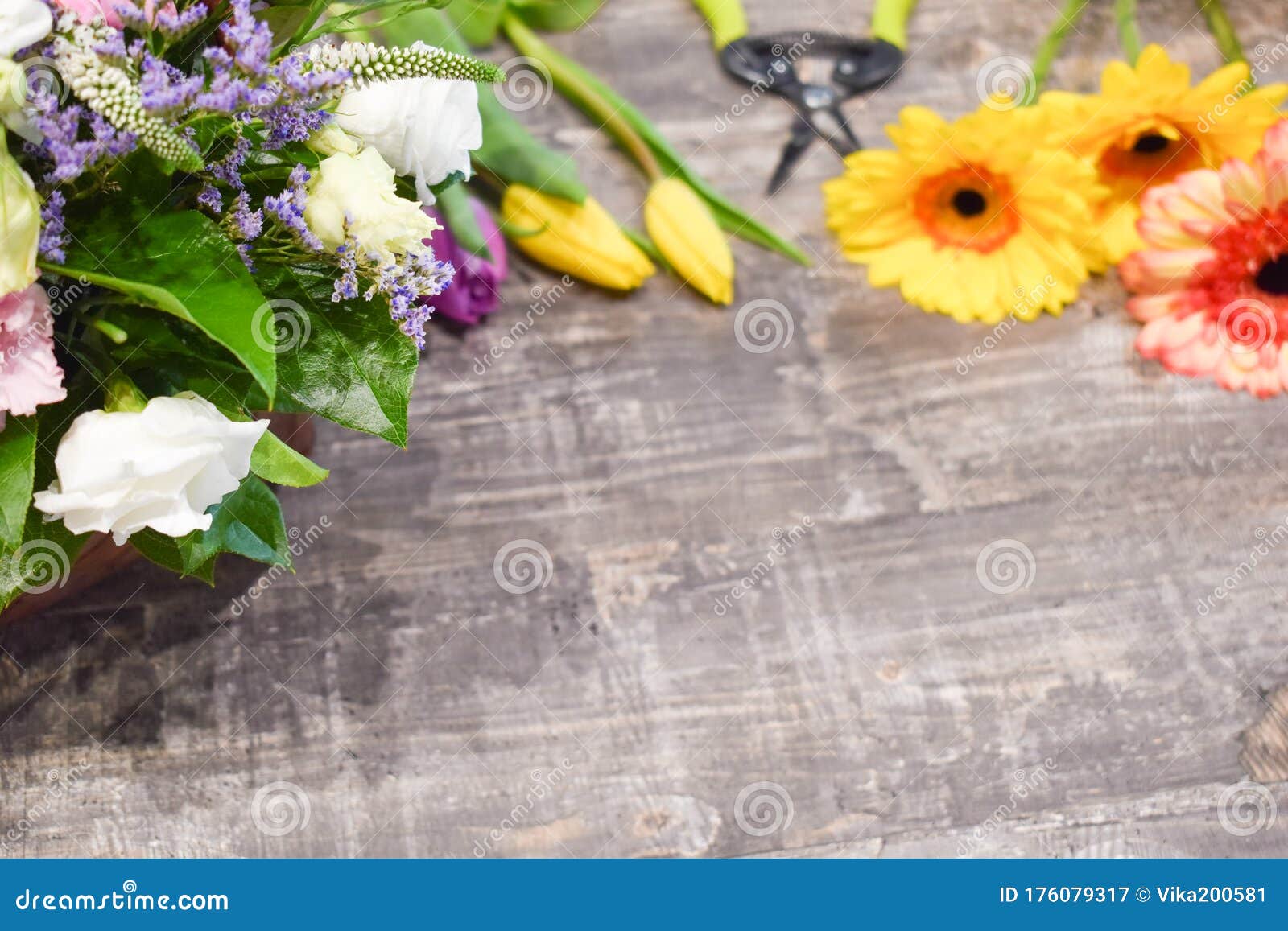 桌上的花束花背景花匠的工具库存图片 图片包括有工作 从事园艺 一堆 本质 现有量 绽放