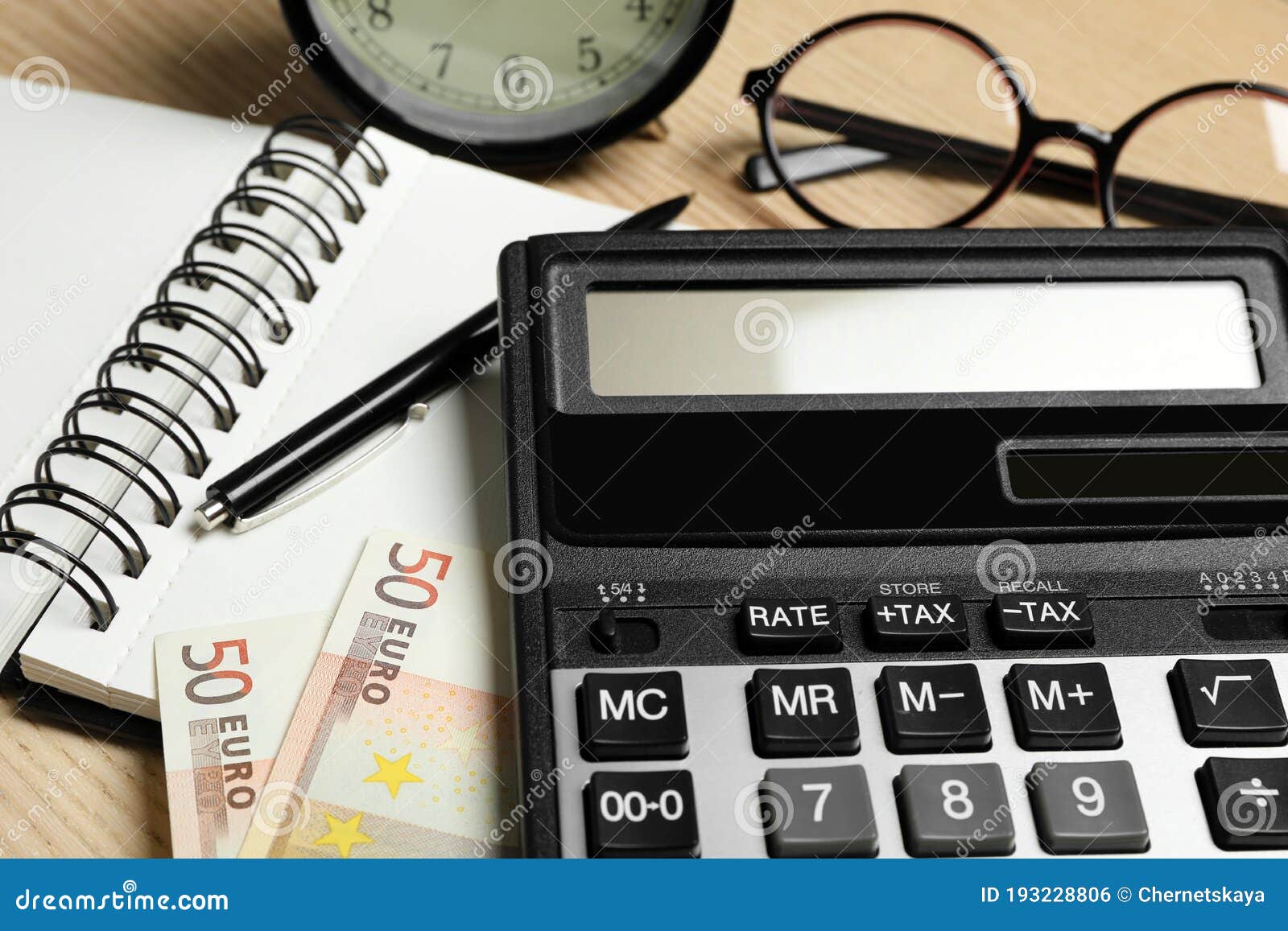 桌上的计算器钱和文具 税务会计库存照片 图片包括有应计额 费用 工资 被宣扬的 时钟
