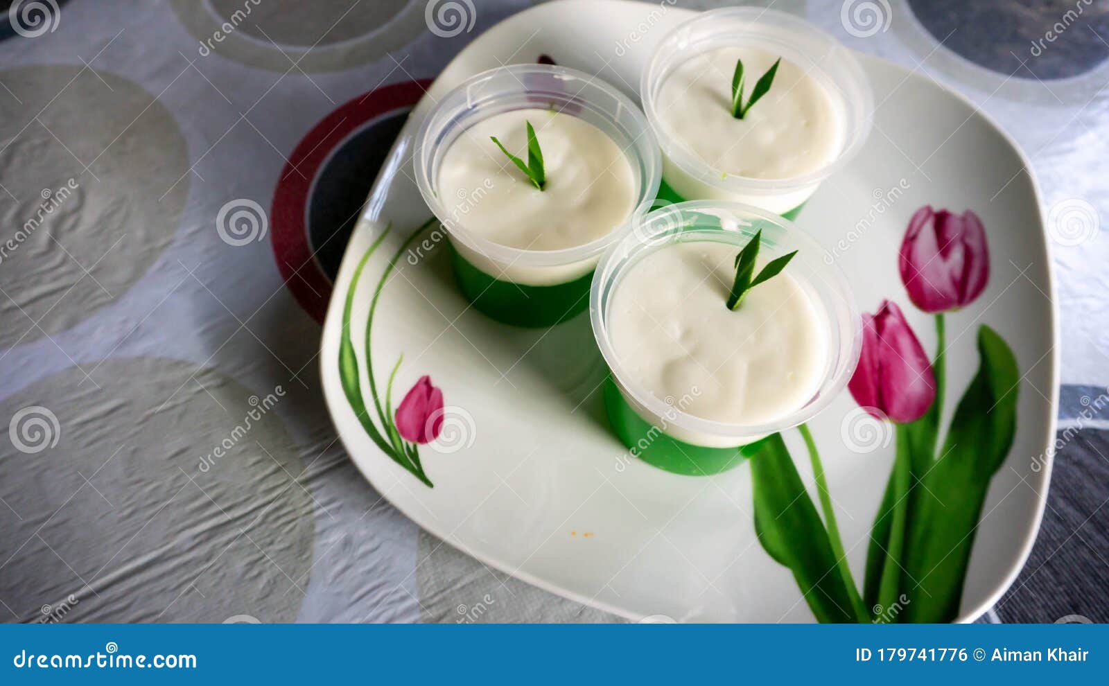 桌上花板上山丹叶的松桑或萨古古拉阿瑙特写库存照片 图片包括有日志 草本 可口 食物 塑料 桌上花板上山丹叶的松桑或萨古古拉阿瑙特写库存照片 图片包括有日志 草本 可口 食物 塑料