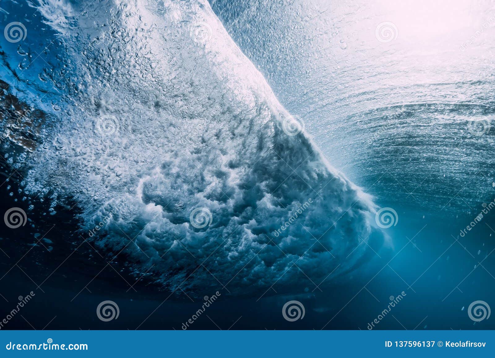 桶与气泡和太阳光的波浪水中在水面下的蓝色水晶海洋库存图片 图片包括有深度 本质 传递途径 桶与气泡和太阳光的波浪水中在水面下的蓝色水晶海洋库存图片 图片包括有深度 本质 传递途径