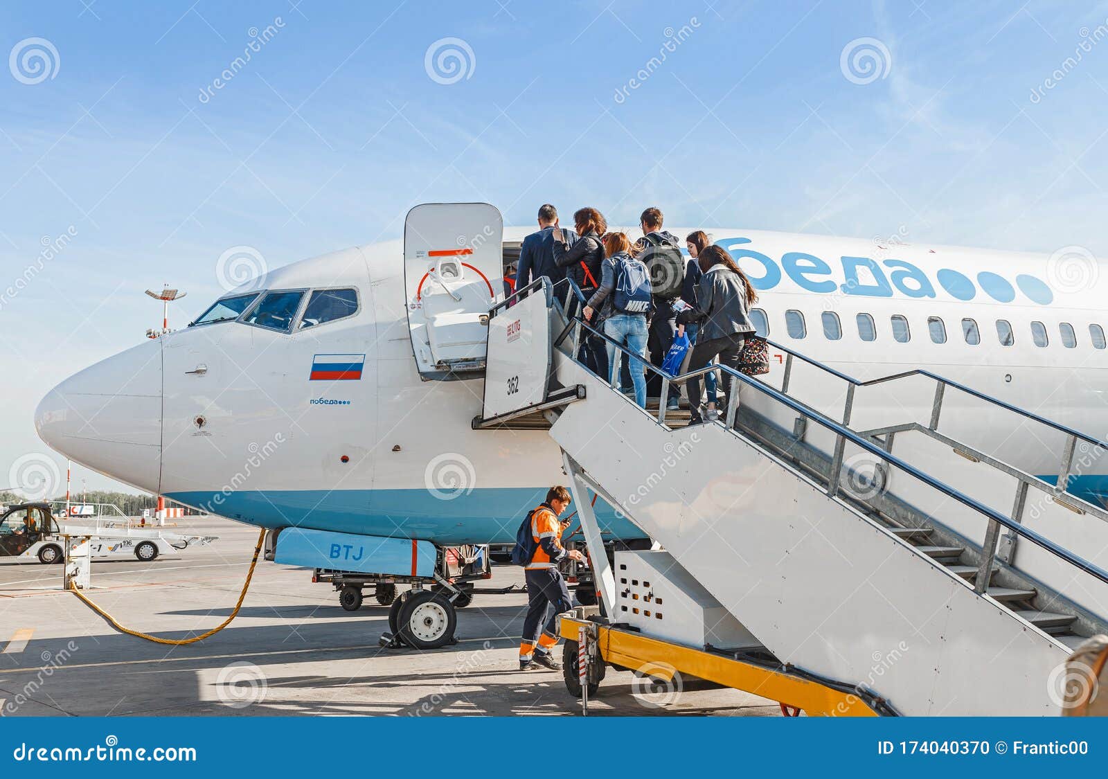 梯子上的乘客登上廉价航空公司波贝达的飞机编辑类图片 图片包括有梯子上的乘客登上廉价航空公司波贝达的飞机