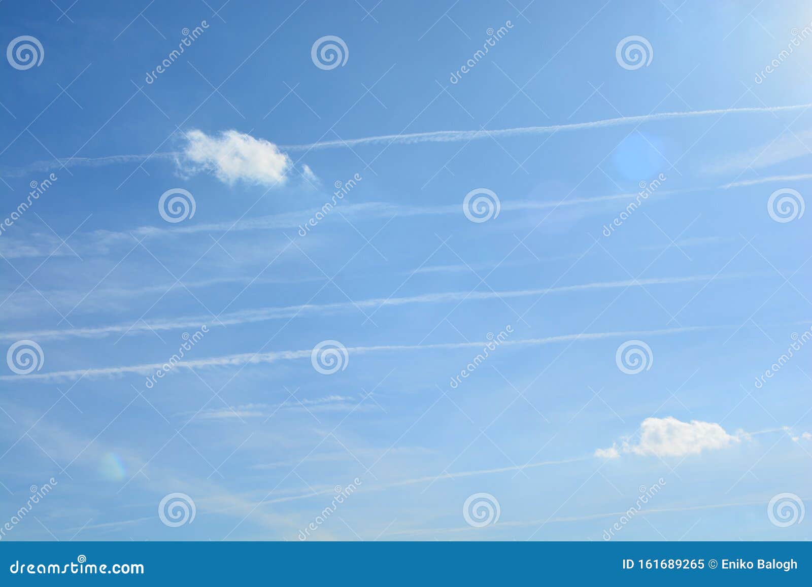 棉花糖和线状云库存图片 图片包括有线路 航空 飞行 云角 户外 地图集 照亮 主街上