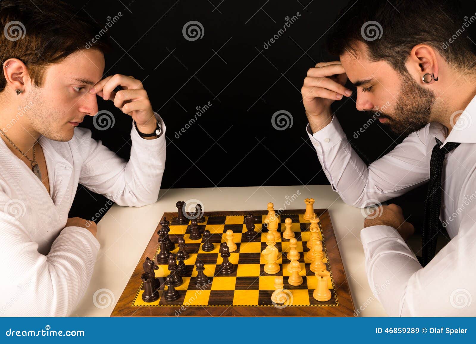 Как играть в шахматы с друзьями. Парень играющий в шахматы. Увлекается игрой в шахматы. Мужчина за игрой в шахматы. Мужчина с шахматами.