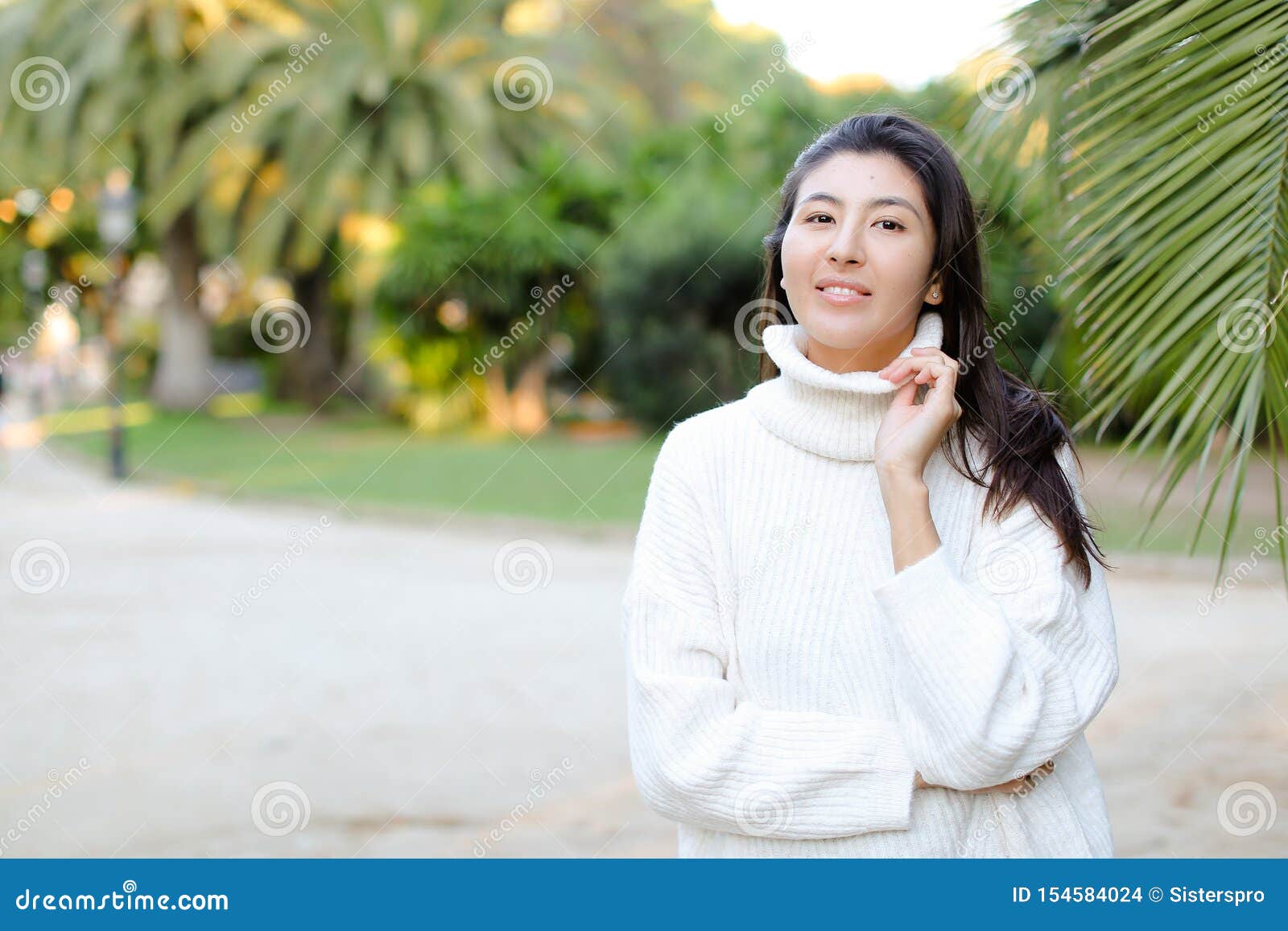 棕叶旁穿白色毛衣的韩国女孩库存照片. 图片包括有女孩, 高雅, 纵向  image