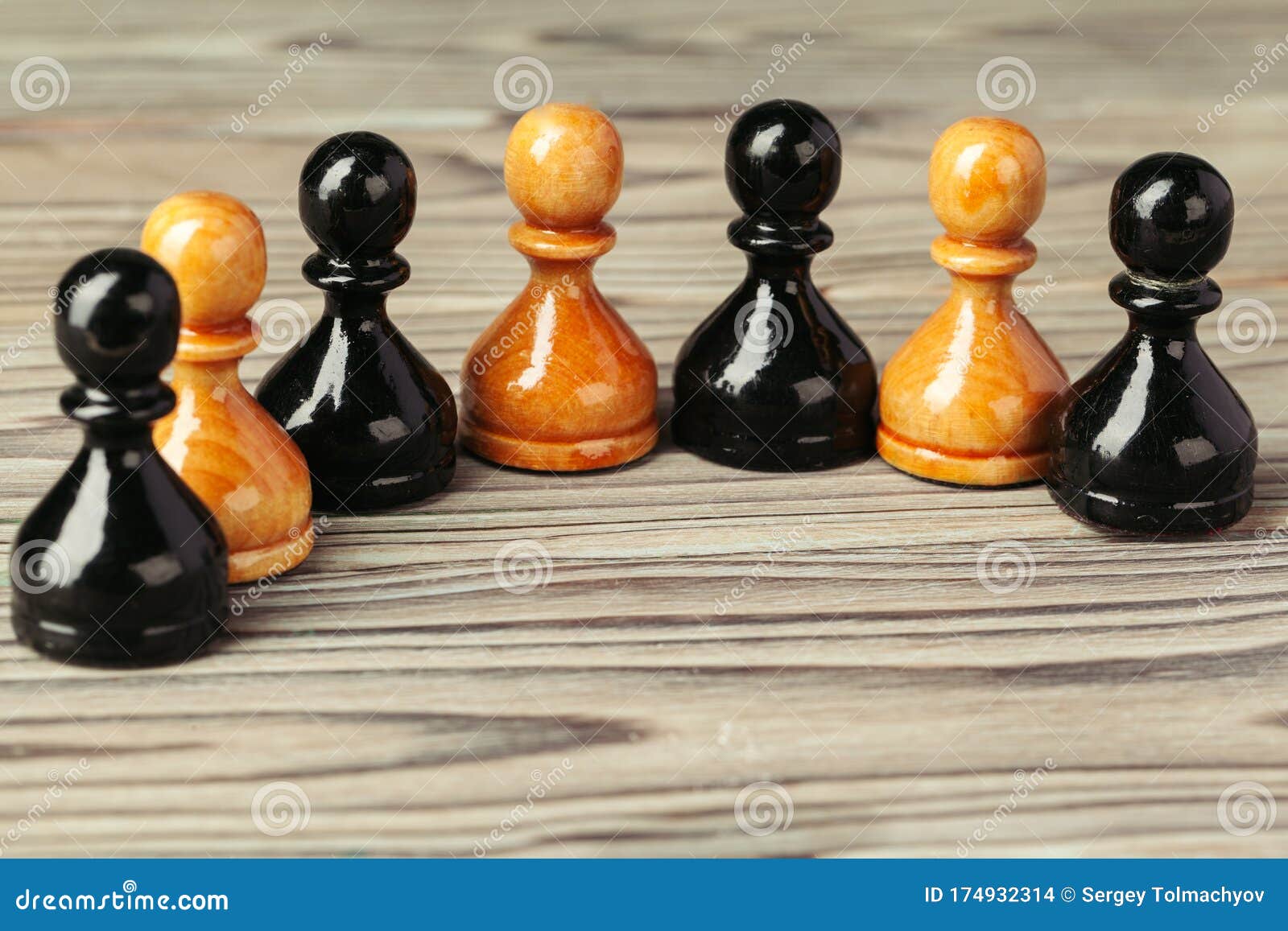 棕色桌背景上的国际象棋人物库存照片 图片包括有检查 作战 智能 战场 棋枰 事业 棋子