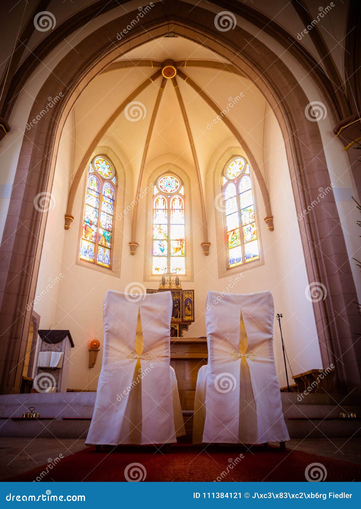 椅子在婚礼的教会里在法坛库存图片 图片包括有椅子 特殊 教会 人们 叠更 婚姻 旅游业