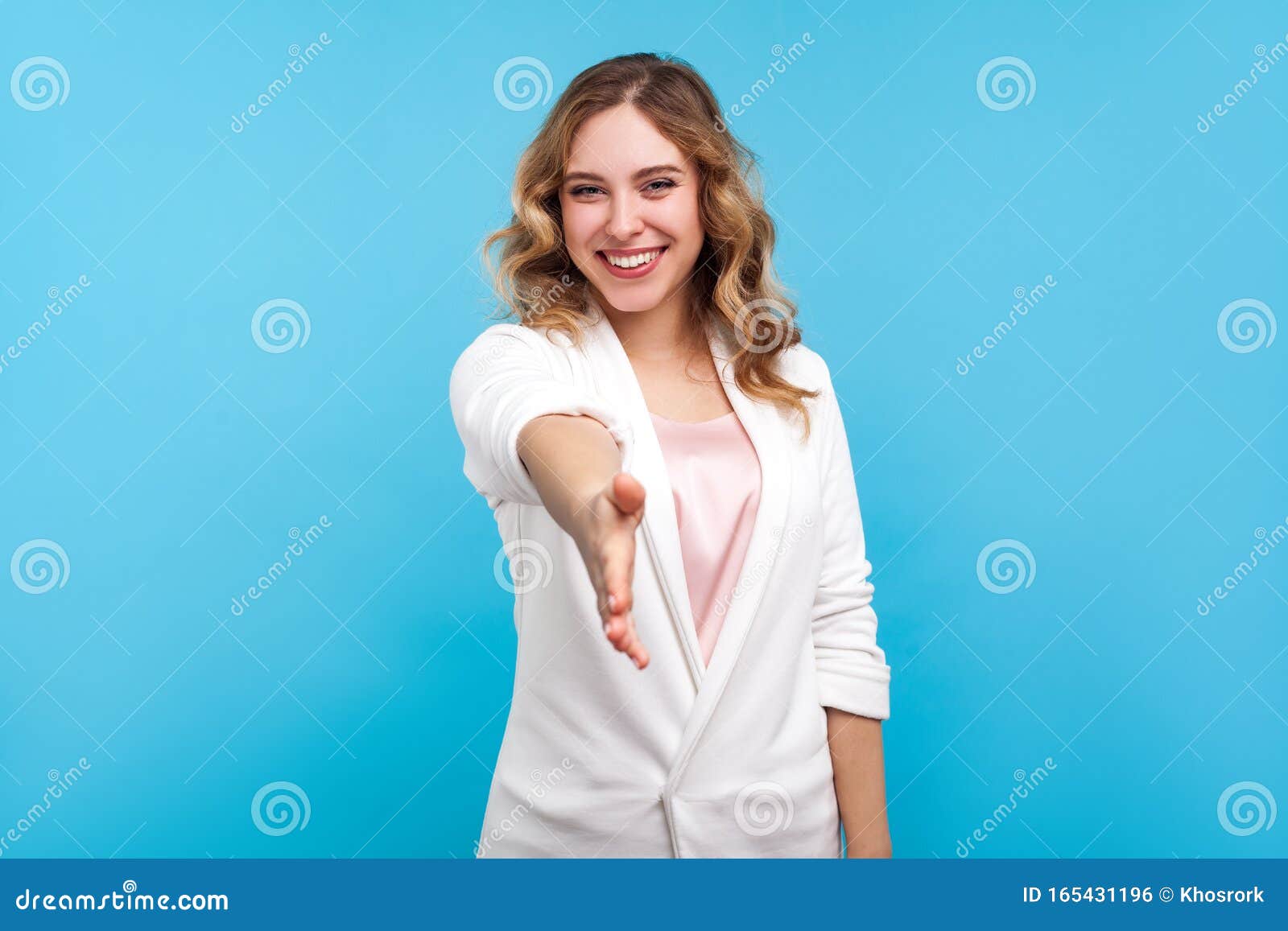 欢迎 友好好客的女士握手的画像 女主人问候客人蓝色背景库存照片 图片包括有享用 问候
