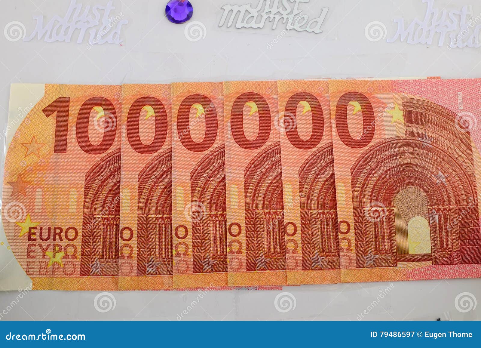 100万欧元库存图片. 图片包括有抽奖, 货币, 想法, 欧元, 折叠, 银行, 十亿个, 礼品, 百万- 79486597