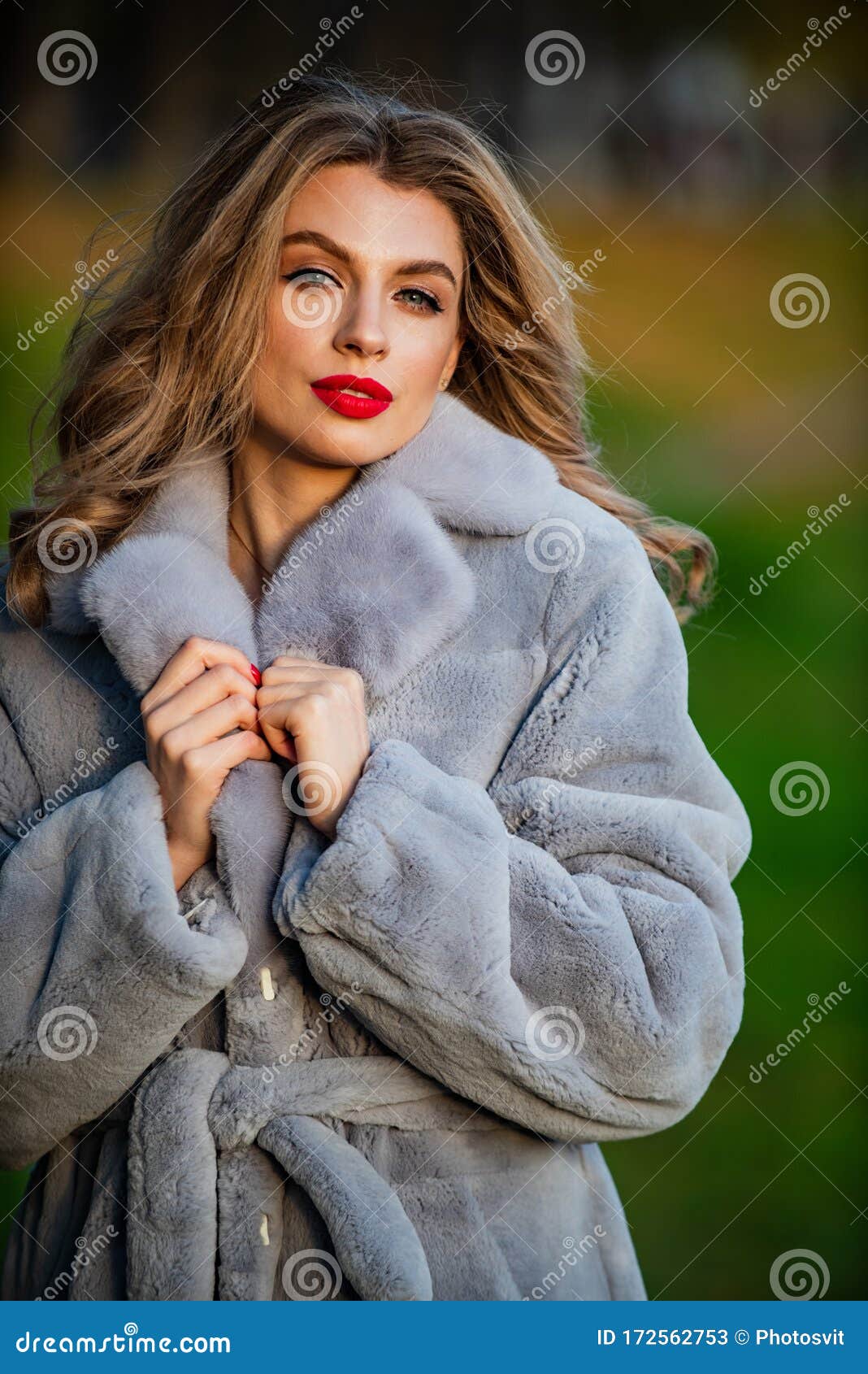 欧洲冬季服装穿着皮衣的女装时髦的女装仿皮多功能纹理时尚库存图片 图片包括有收集 性感