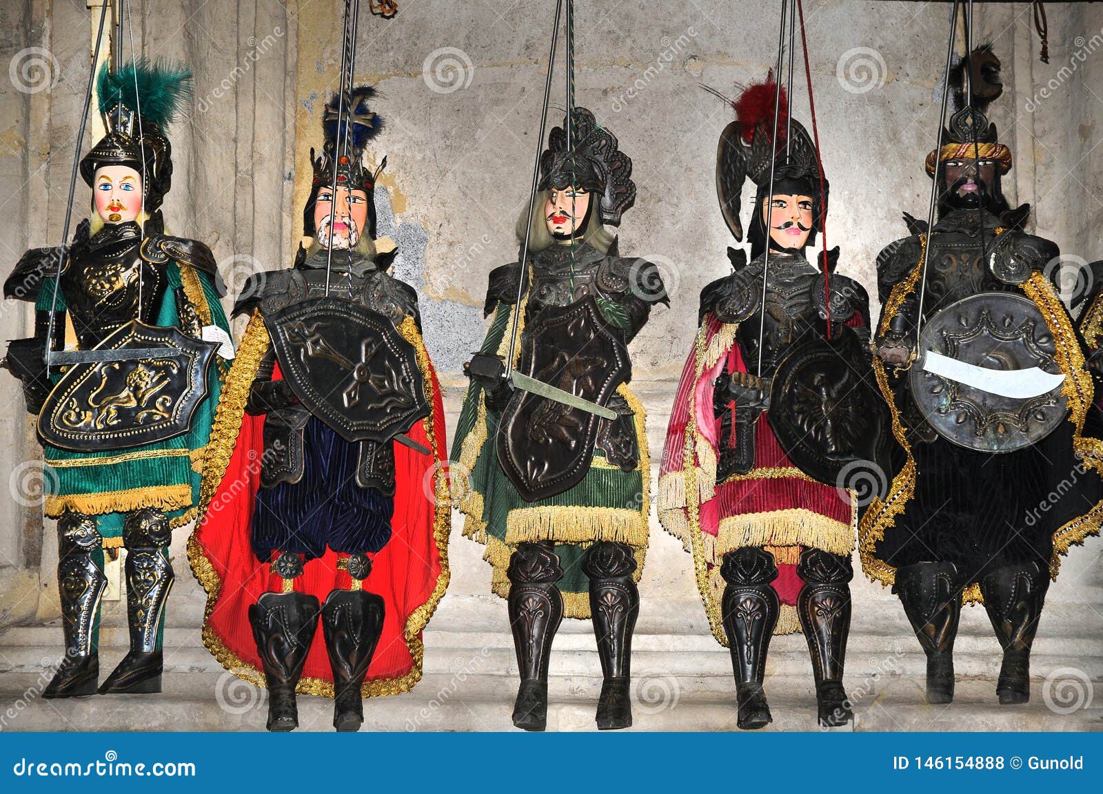 歌剧dei的pupi传统西西里人的牵线木偶编辑类库存照片 图片包括有绿色 战士 字符串 使用