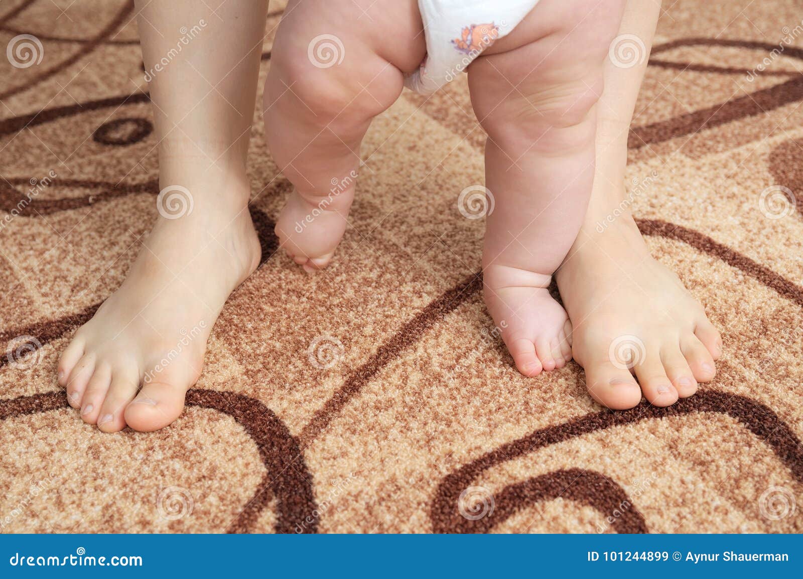 У мамы есть ноги. Ножки шагающего малыша. Ребенок под ногами мамы. Маленькие ножки шагают. Ребенок под ногой матери.