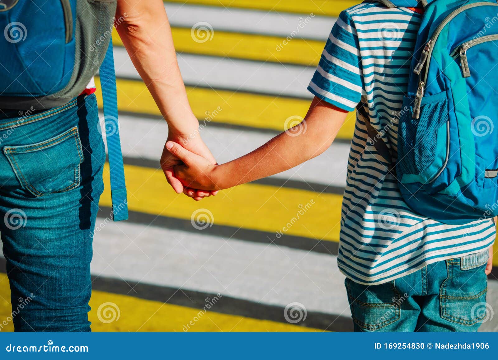 母子上学库存照片 图片包括有系列 现有量 幼稚园 防护 教育 妈妈 街道 母性 少许 母子上学库存照片 图片包括有系列 现有量 幼稚园 防护 教育 妈妈 街道 母性 少许