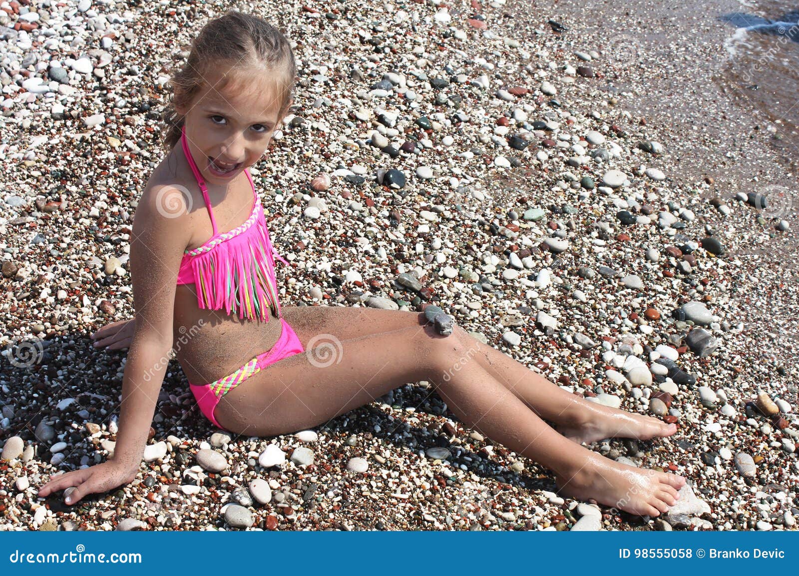 比基尼泳装摆在的美丽的小女孩库存照片. 图片包括有女孩, 无辜, 查找, 幸福, 充分, 人们, 称呼- 98555058