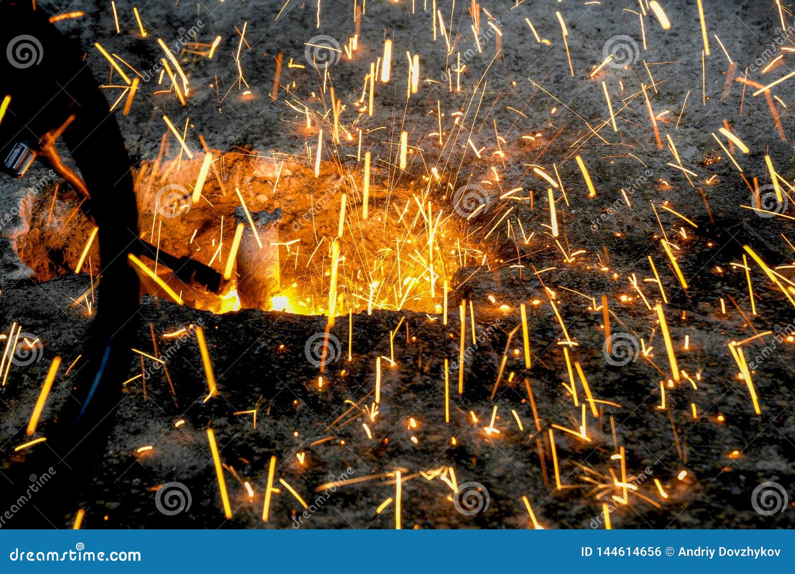 气割火花 与火炬的一种焊工裁减金属 光和火花飞行斜向一边库存照片 图片包括有剪切 丙烷