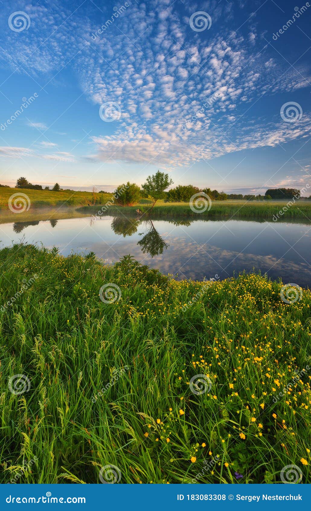 水中的反射在风景如画的河谷的黎明库存照片 图片包括有在风景如画的河谷的黎明 水中的反射