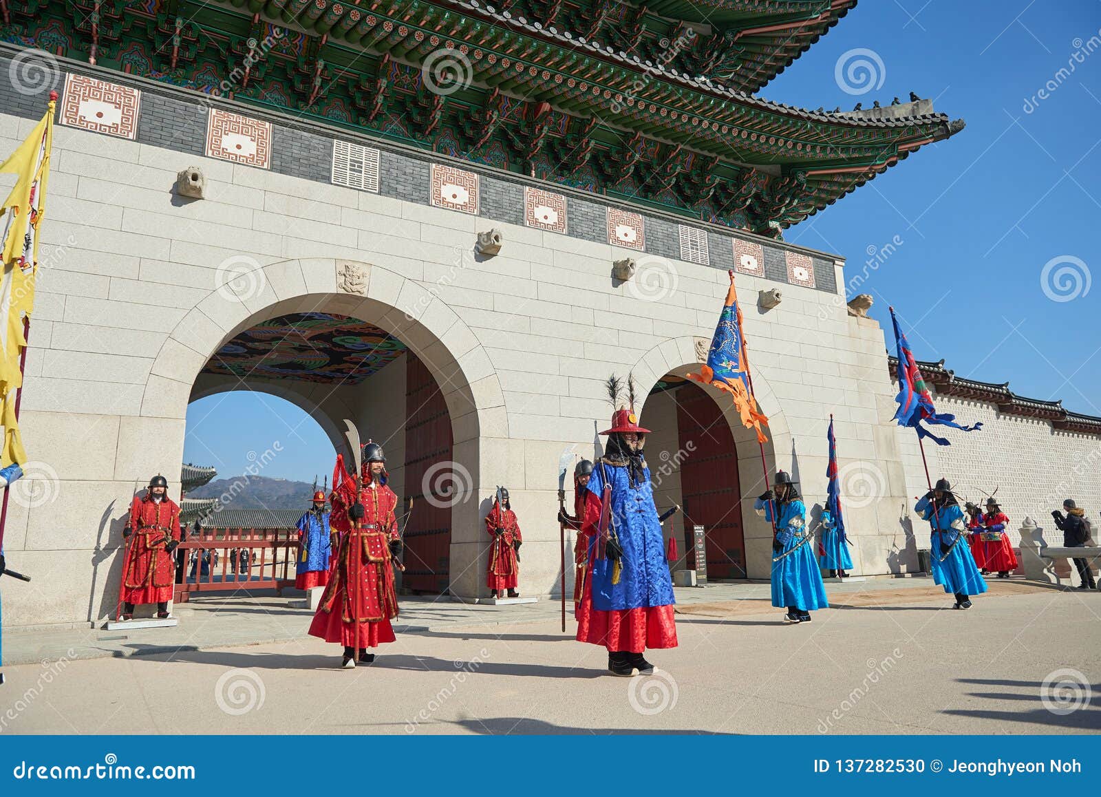 汉城 韩国 19年1月17日 在从景福宫gwanghwamun门的传统服装17日 穿戴的19 1月编辑类图片 图片包括有