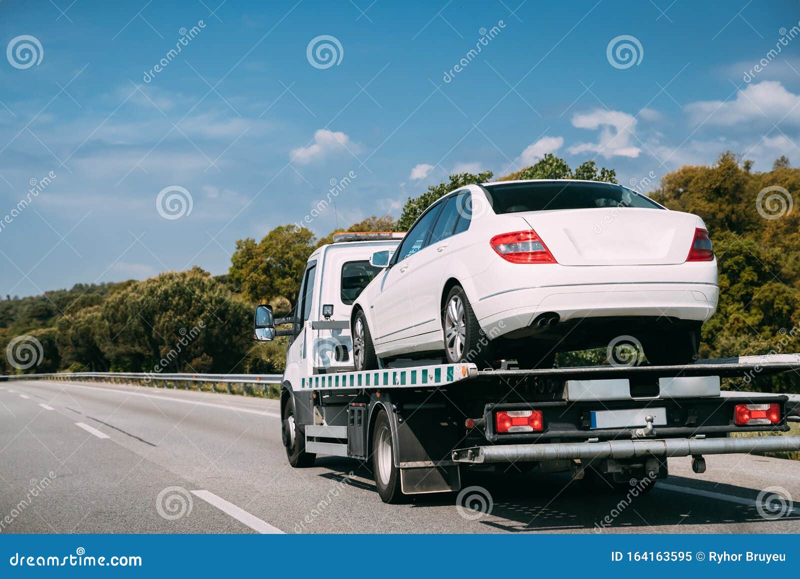 汽车服务运输概念拖车运车或助路运车残骸碎车自动库存图片 图片包括有卡车 调用 驱动器 室外
