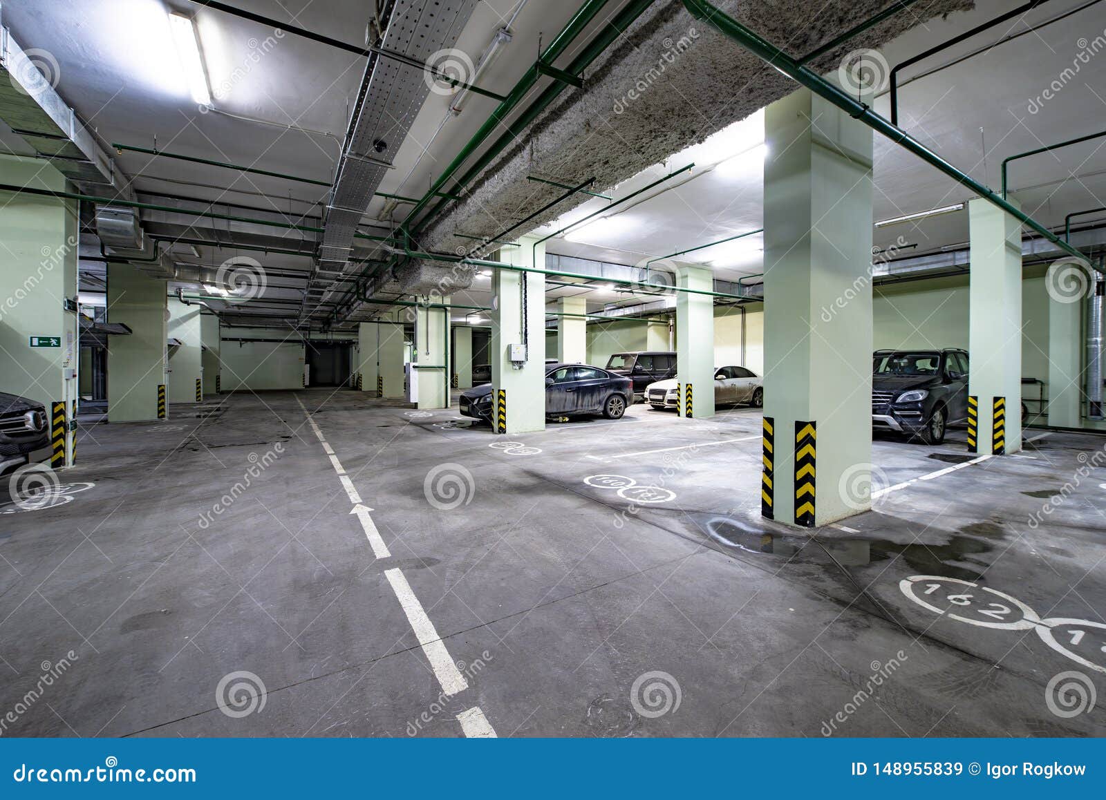 汽车的地下车库在一个现代优质大厦库存图片 图片包括有优质 里面 水泥 具体 现代 商业