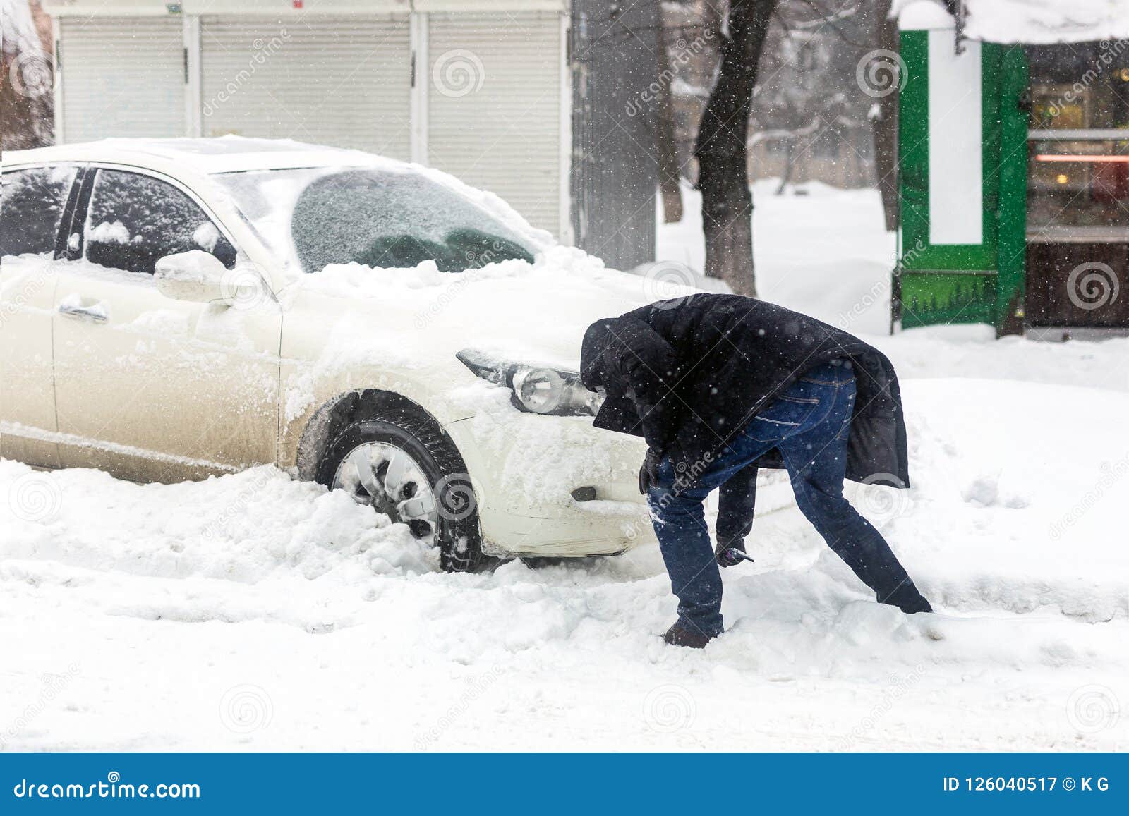 汽车阻拦与在城市街道上的雪漂泊在大雪 飞雪和风暴期间 供以人员从雪的清洁车与刷子w 库存图片 图片包括有 汽车阻拦与在城市街道上的雪漂泊在大雪 飞雪和风暴期间 供以人员从雪的清洁车与刷子w 库存图片 图片包括有