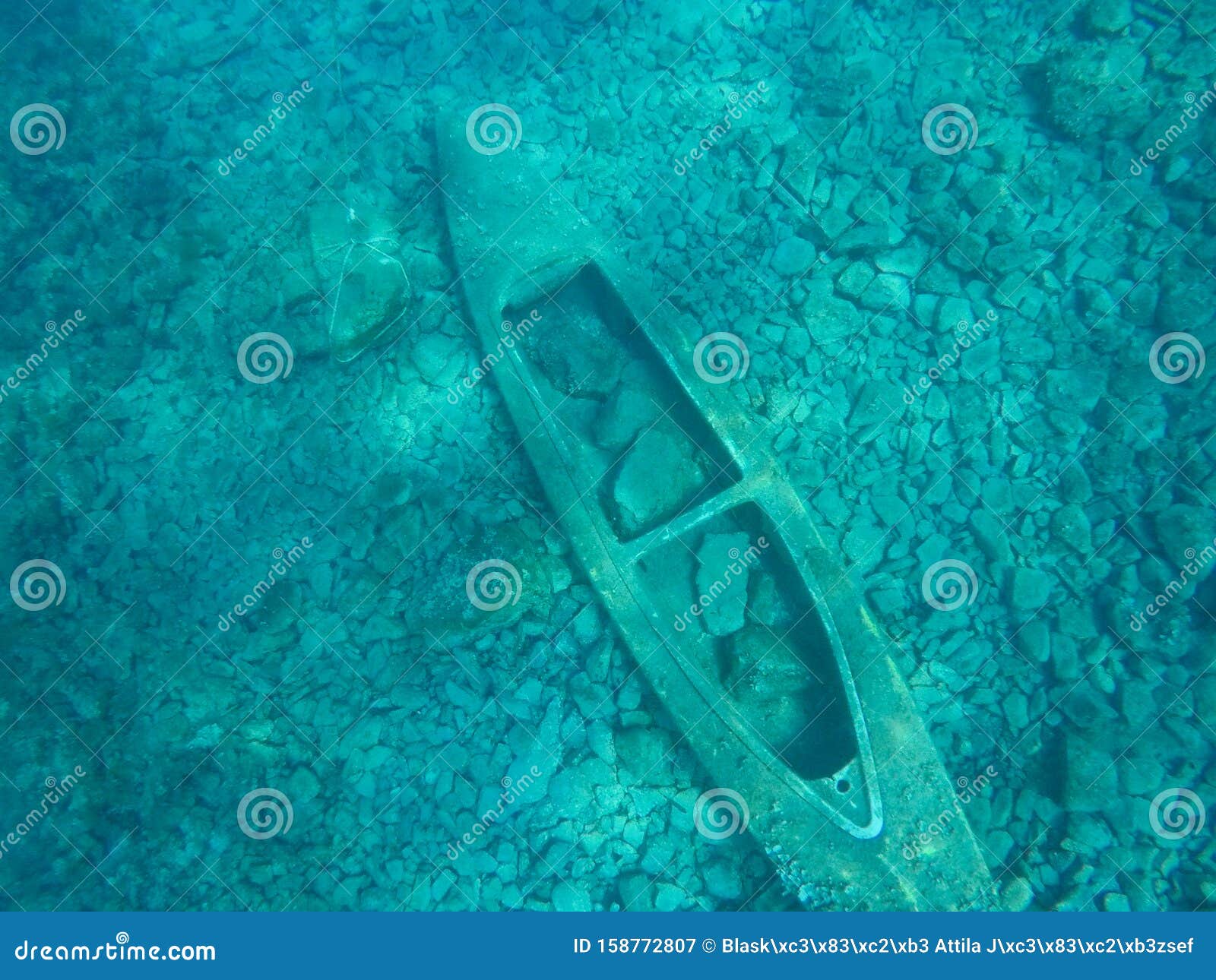 沉没的船在岩石海床上库存图片 图片包括有海底 事情 骑自行车的人 对象 探险 瓶颈 找到