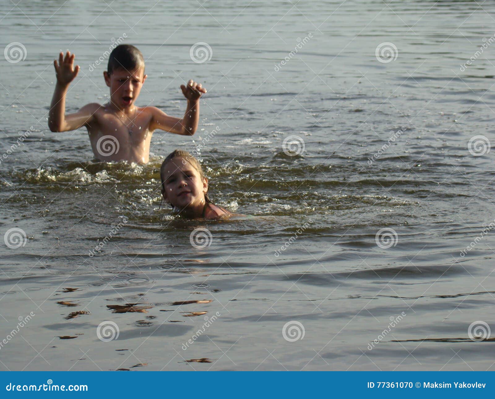 Человек выйдя из реки после купания. Дети купаются в реке. Дети моются в реке. Дети плещутся в реке. Купание на речке.