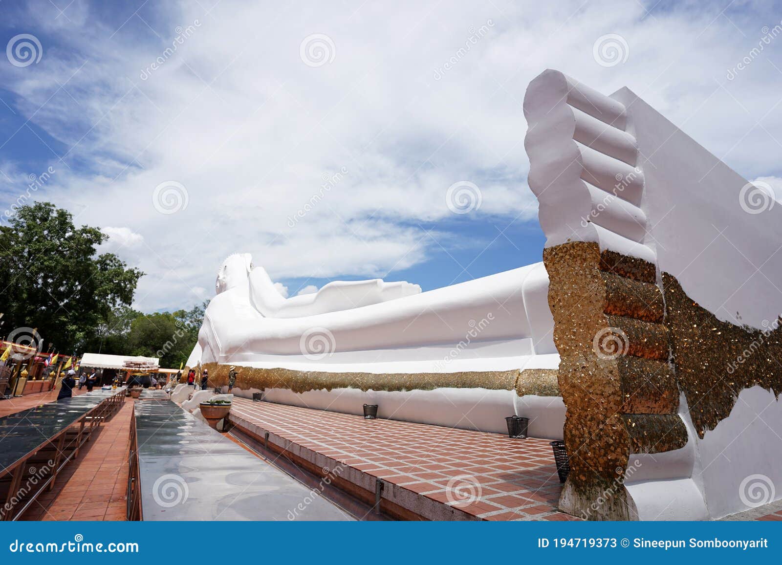 沙图寺天空优美的白色大仰卧佛像编辑类库存照片 图片包括有寺庙 游人 人们 空白 雕象 泰国 沙图寺天空优美的白色大仰卧佛像编辑类库存照片 图片包括有寺庙 游人 人们 空白 雕象 泰国