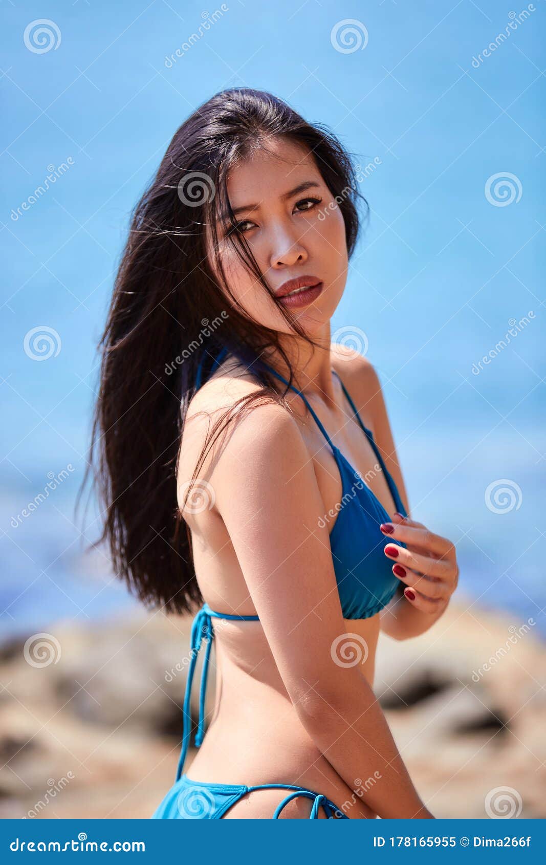 沙滩上摆姿势的蓝色比基尼美女特写库存图片. 图片包括有成人, 摆在  image