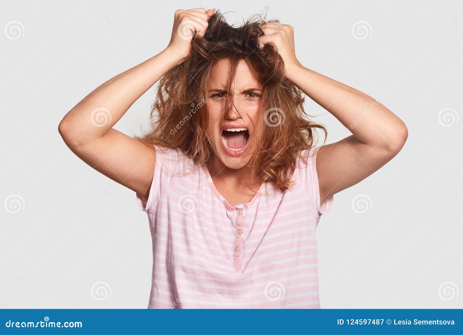 沮丧的被激怒的年轻女性有在头发的混乱 广泛张嘴 愤怒呼喊 不要起来 哺养每日惯例库存图片 图片包括有