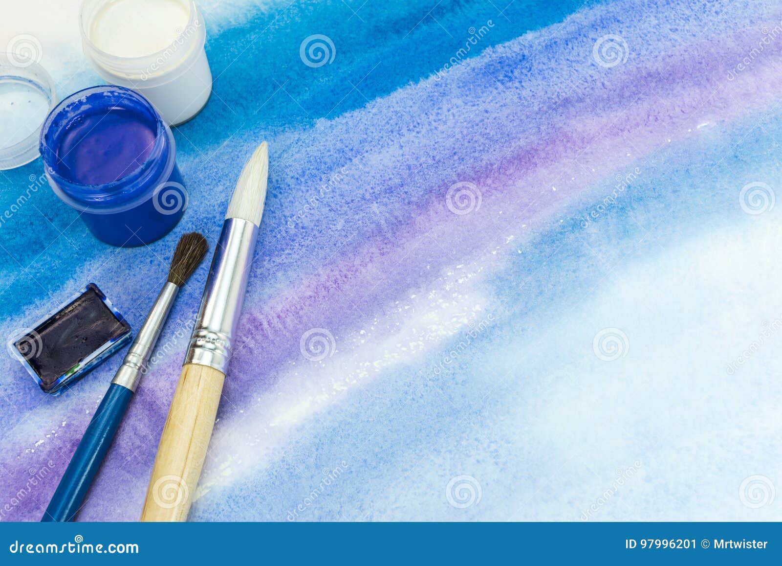 油漆刷和油漆在抽象蓝色水彩背景库存图片 图片包括有抽象 背包 墨水 混合 吹动 草图 业余爱好