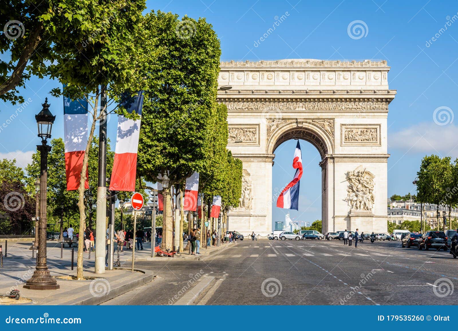 法国巴黎凯旋门下悬挂着一面大法国国旗编辑类图片 图片包括有玄武岩 法国 巴黎 汽车 平均