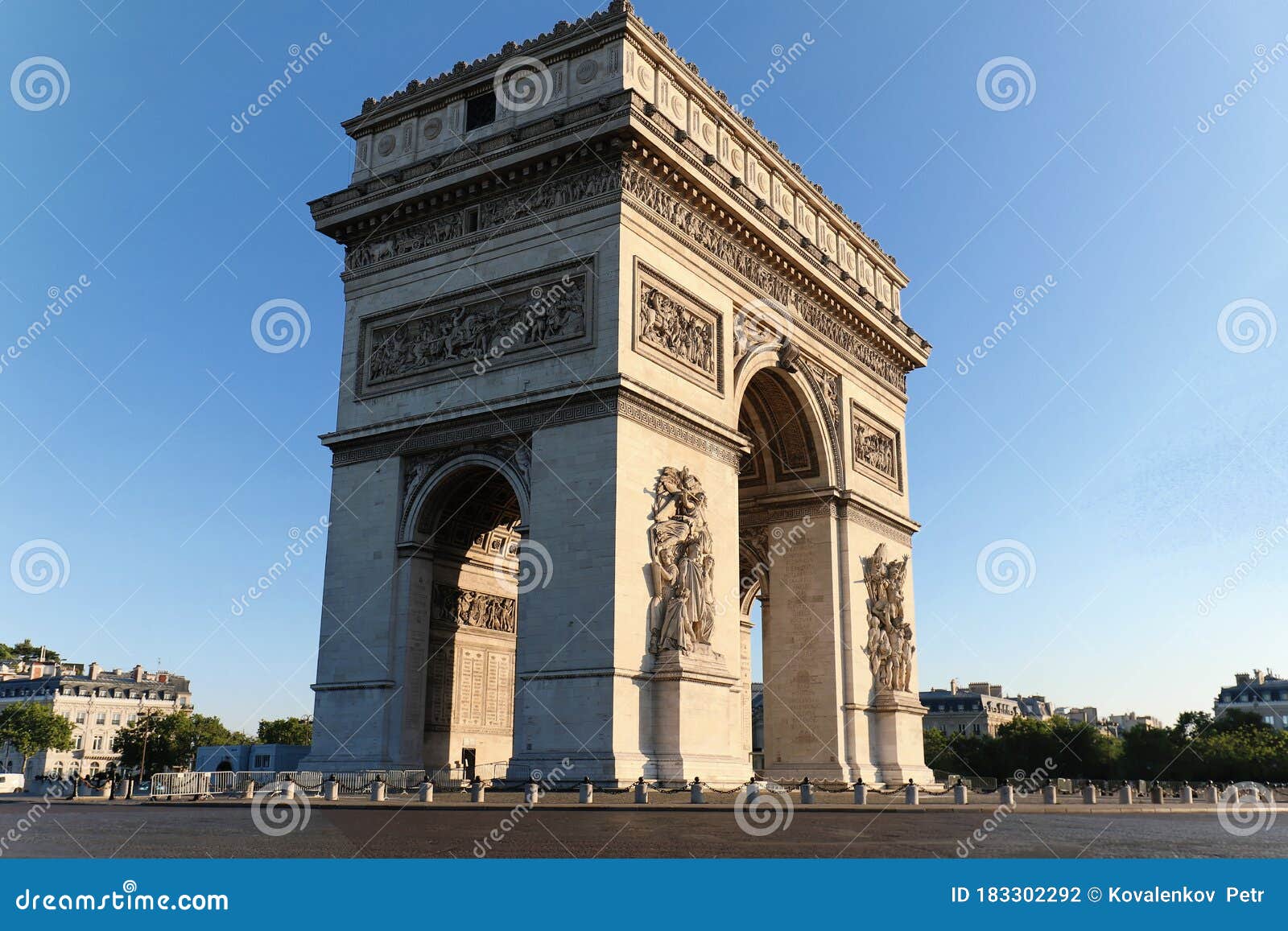 法国巴黎阳光明媚的日子里著名的凯旋门库存照片 图片包括有安排 伊利诺 城市 黄昏 蓝色